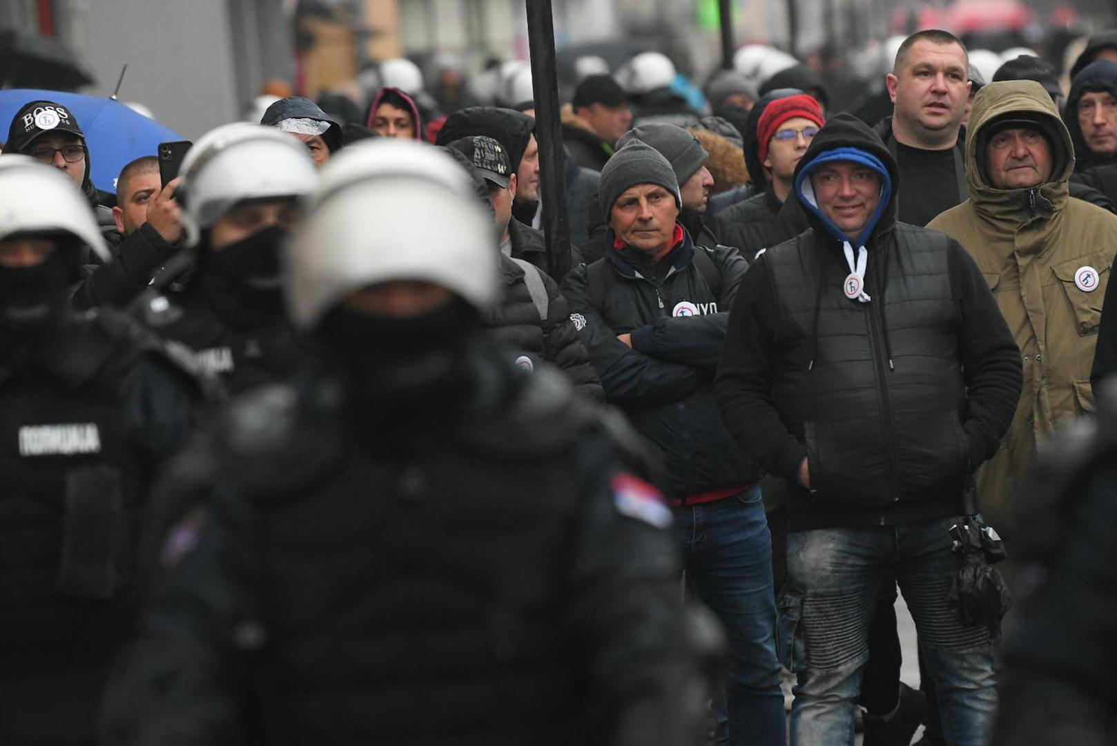 Srbijanski predsjednik Aleksandar Vučić, nositelj liste vladajuće Srpske napredne stranke, proglasio je u nedjelju navečer pobjedu koalicije predvođene SNS-om u svih 10 općina i gradova na lokalnim izborima održanim tijekom dana, praćenim incidentima, tučnjavom i nepravilnostima na koje su ukazali oporba i studentski pokret.