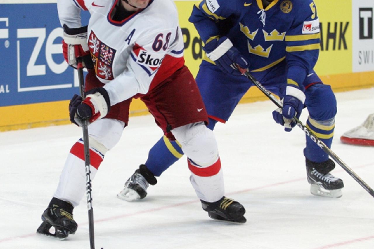 \'22.05.2010, Lanxess Arena, Koeln, GER, 74. IIHF WM, Halbfinale, Schweden ( SWE ) vs Tschechien ( CZE ) im Bild: Jaromir JAGR ( CZE #68 / Omsk ) / Jonathan ERICSSON ( SWE #52 / Ottawa )  Foto © nph /