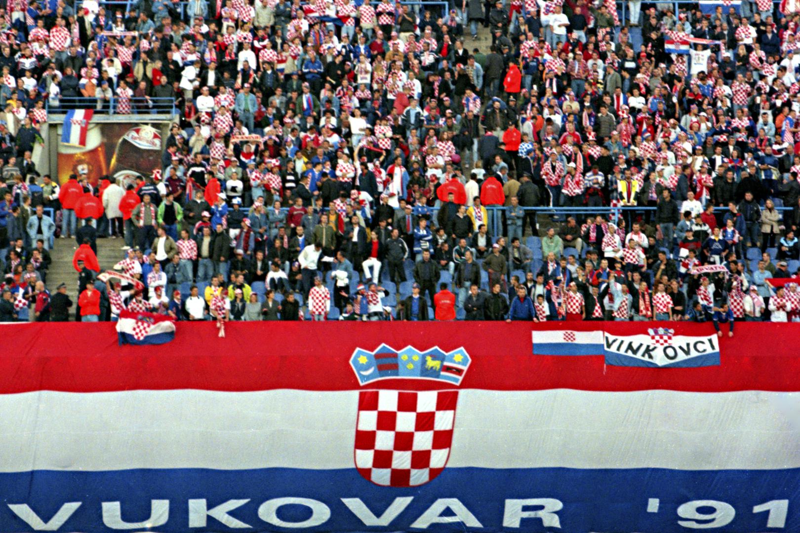 Cijeli je stadion Air Albania izviždao njihovu himnu, a srpski mediji odmah su podsjetili na gostovanje tadašnje SR Jugoslavije na Maksimiru 1999. godine.