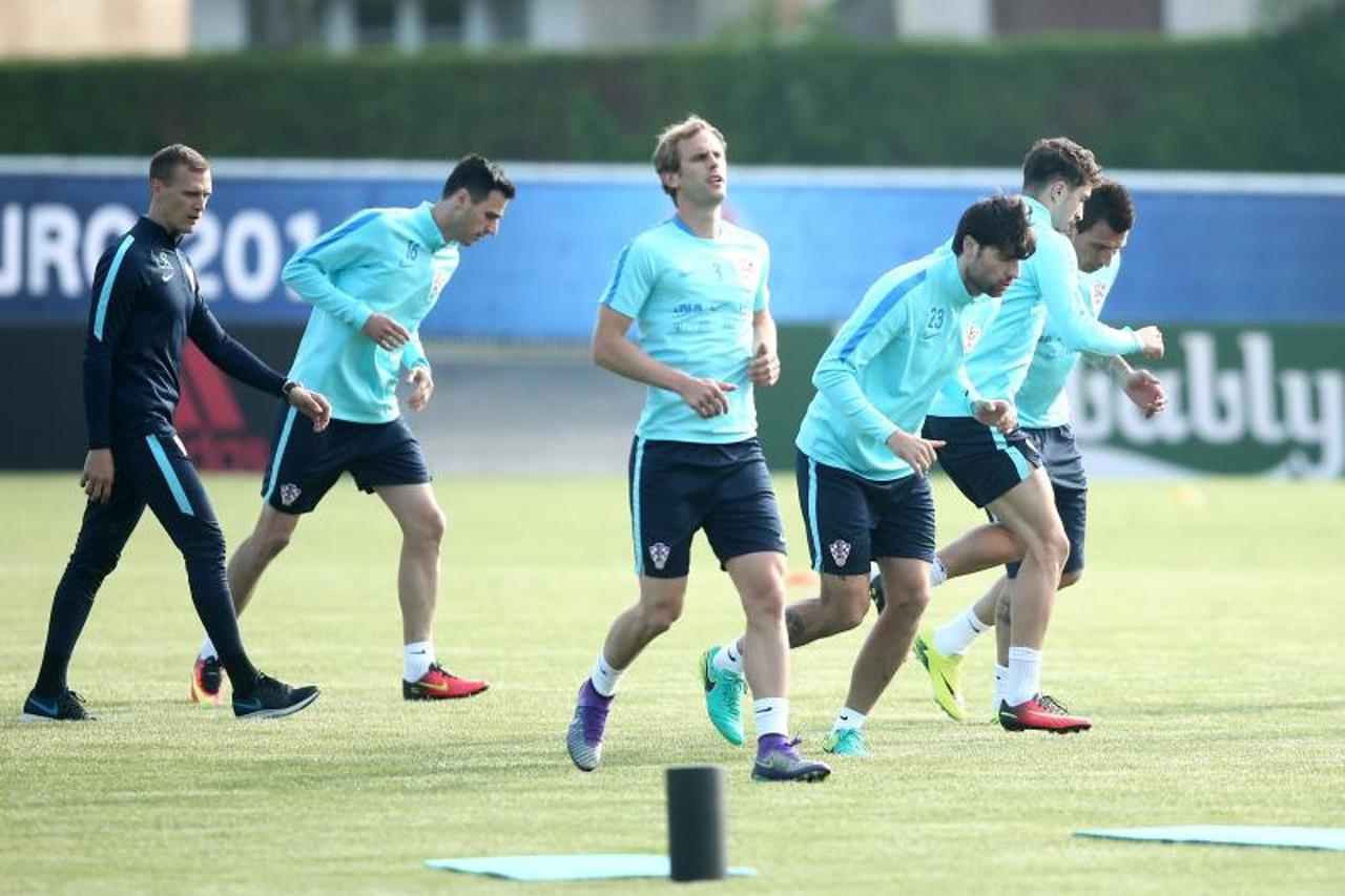 Deauville, Francuska - Prvi trening hrvatska nogometna reprezentacija odradila je na igralistu u samom sredistu grada. Trening je u cijelosti bio otvoren za javnost i za medije.