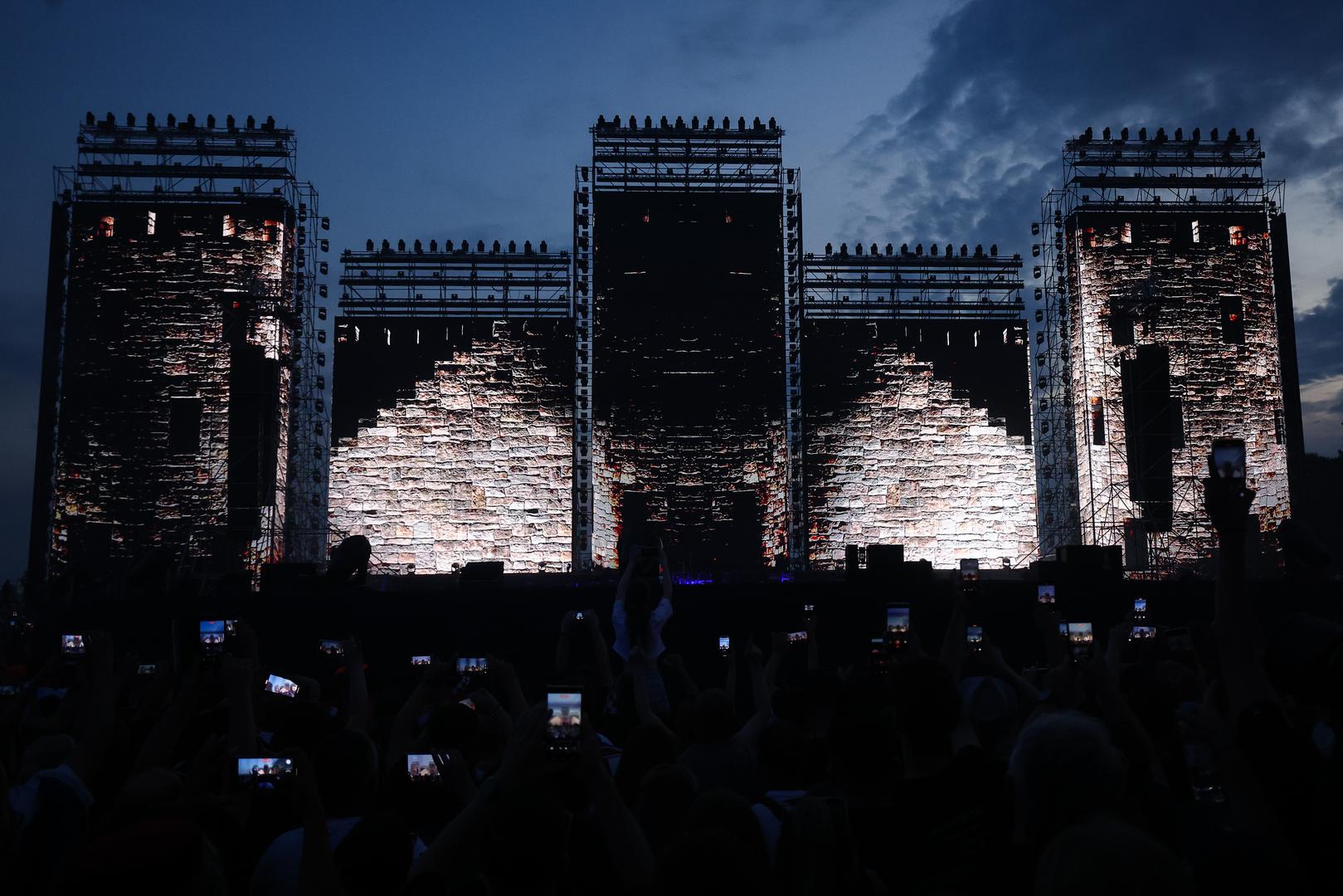 Počeo je povijesni koncert na zagrebačkom Hipodromu, a glavna zvijezda, Marko Perković Thompson, izašao je na velebnu pozornicu koja se smatra najvećom u ovom dijelu Europe.
