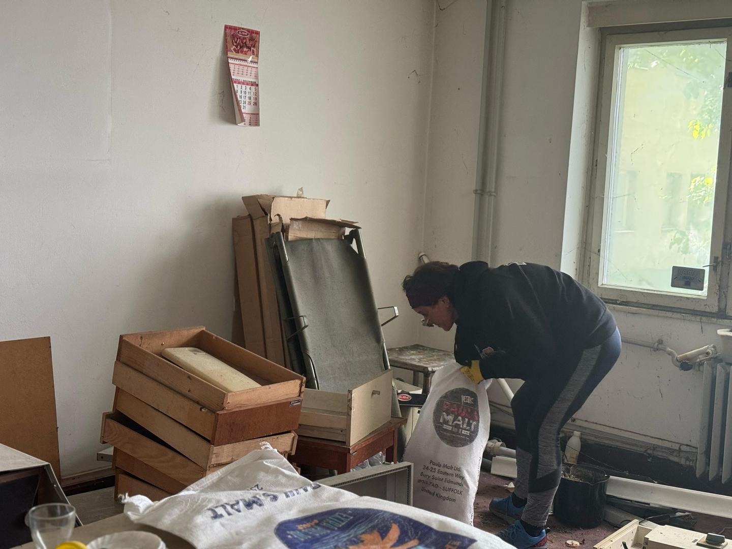 Ima jako puno šute. Zamislite staru zgradu koja jako dugo nije u funkciji. Tu je i telefon i puno drugih starih stvari. Nadam se da ćemo uspjet počistiti da se odveze i da će ova zgrada za godinu, dvije zaživjeti u svom punom sjaju."