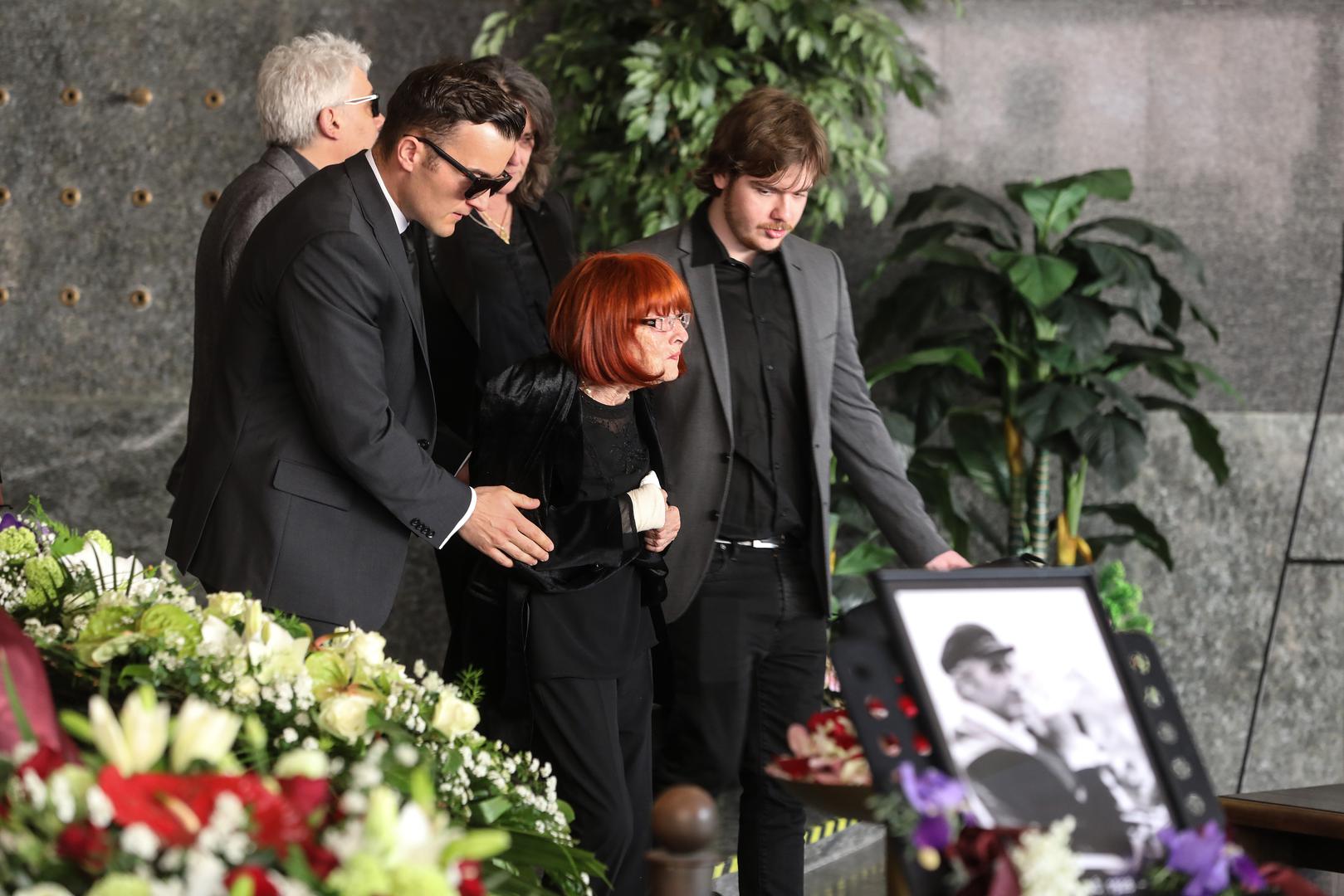 Ožalošćena obitelj, prijatelji, kolege i brojni političari oprostili su se danas od našeg velikog redatelja Veljka Bulajića.