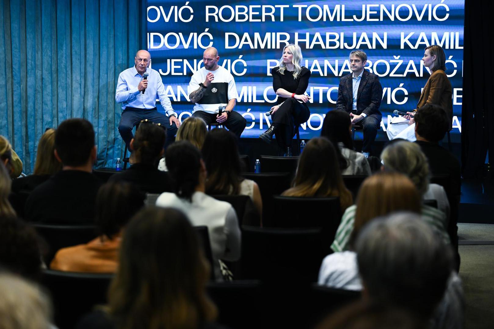 Iako ovaj komad savršeno priliči manje formalnoj situaciji, dojam je ipak bio vrlo uredan i dostojanstven zahvaljujući neutralnim bojama.