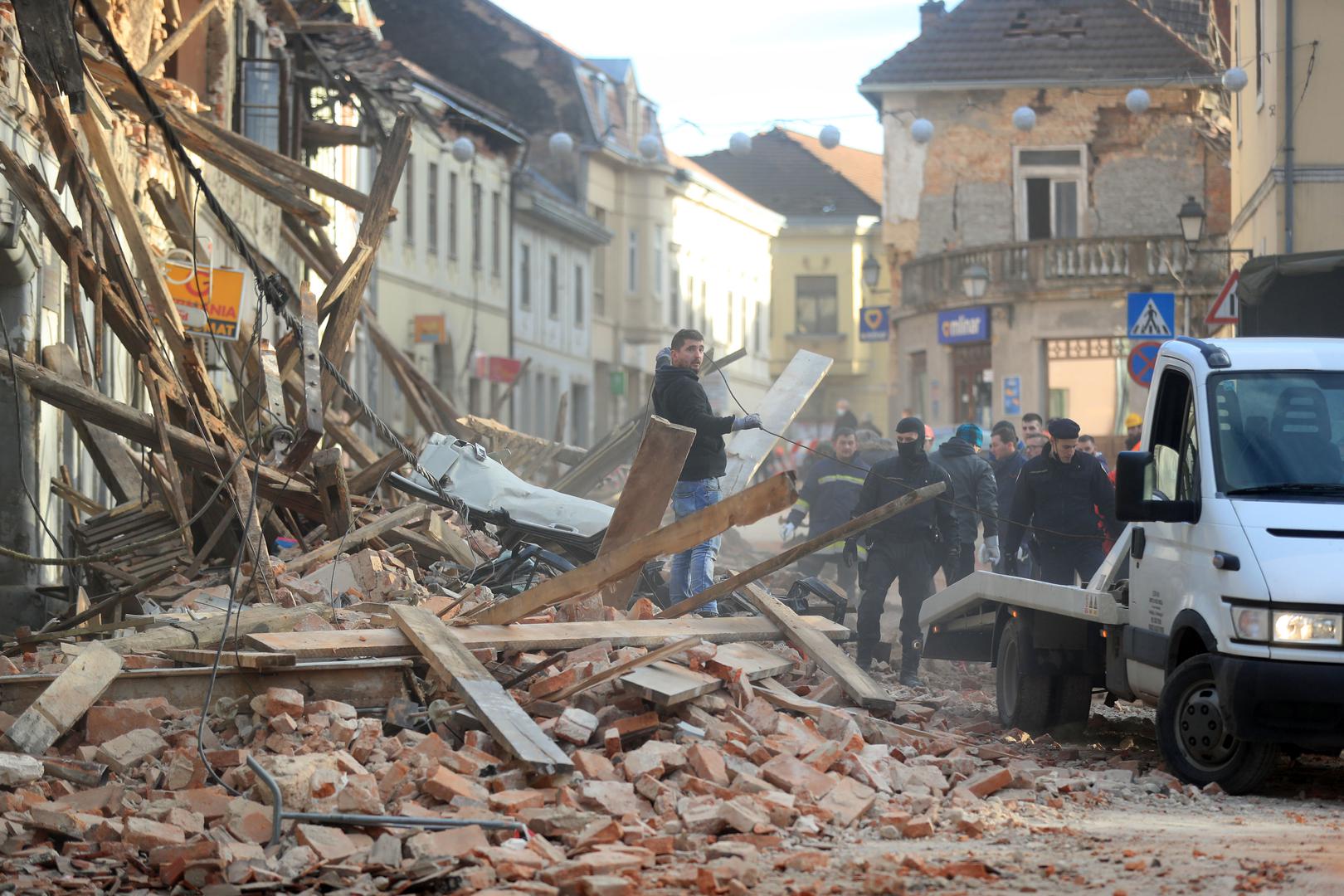 Prema podacima Civilne zaštite, u potresu je ozlijeđeno 28 osoba, a još dvije osobe poginule su tijekom raščišćavanja ruševina. Bio je to drugi snažan potres u svega dva dana, nakon što je Banovinu 28. prosinca pogodio potres magnitude 5,0 prema Richteru.