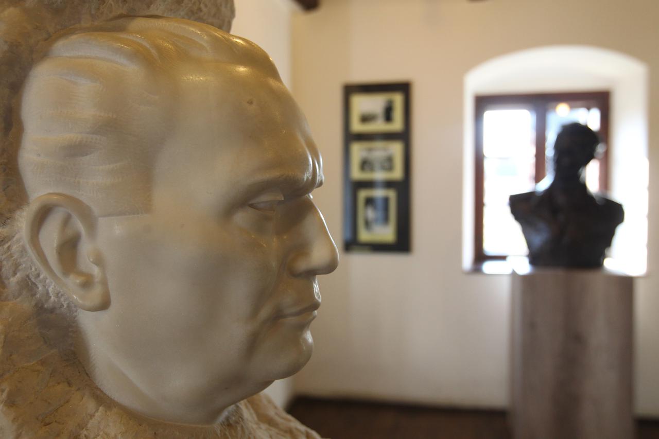 Mramorna bista,Josip Broz Tito