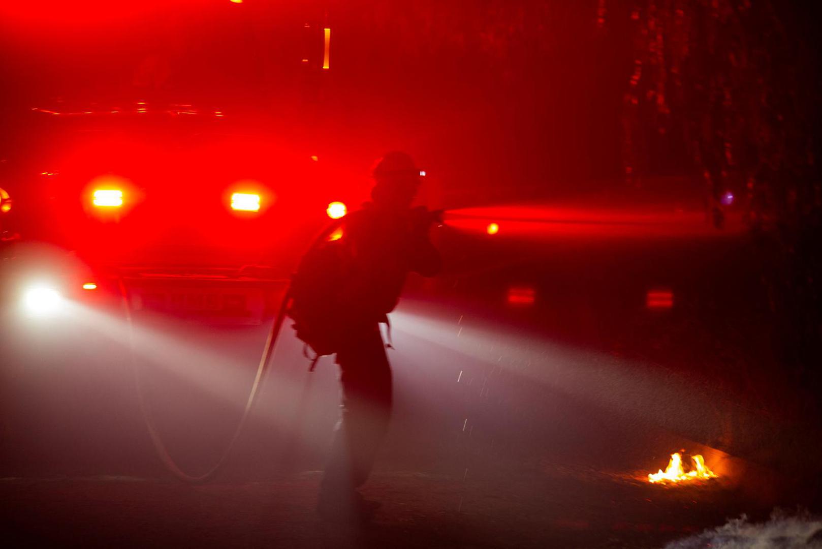 A firefighter battles the Hughes Fire near Castaic Lake, north of Santa Clarita, California, U.S. January 22, 2025.  REUTERS/Ringo Chiu Photo: RINGO CHIU/REUTERS