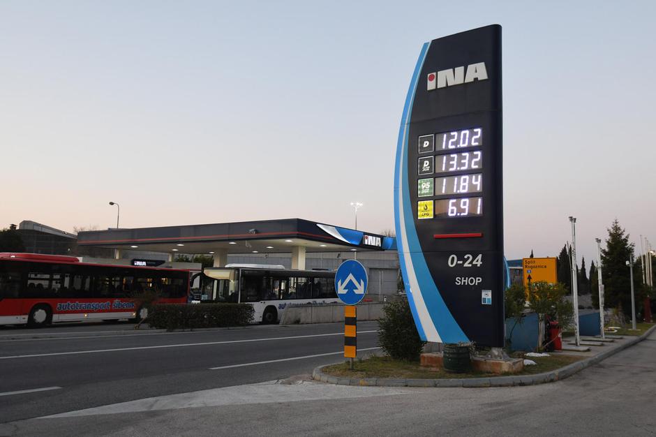 Na benzinskim postajama diljem Hrvatske od noćas niže cijene goriva