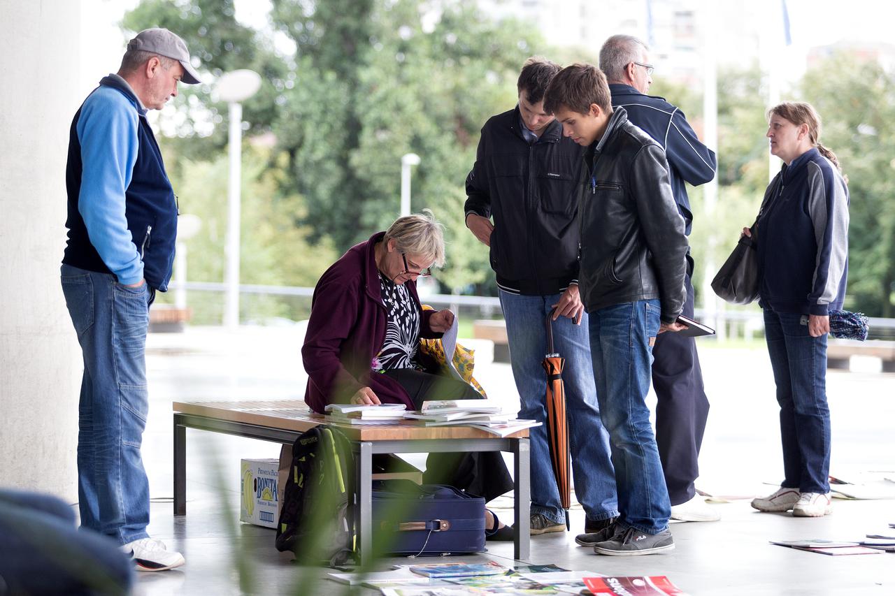 01.09.2014., Zagreb -  Na platou ispred Muzeja suvremene umjetnosti ucenici i njihovi roditelji razmjenjuju i prodaju udzbenike za nadolazecu skolsku godinu.   Photo: 