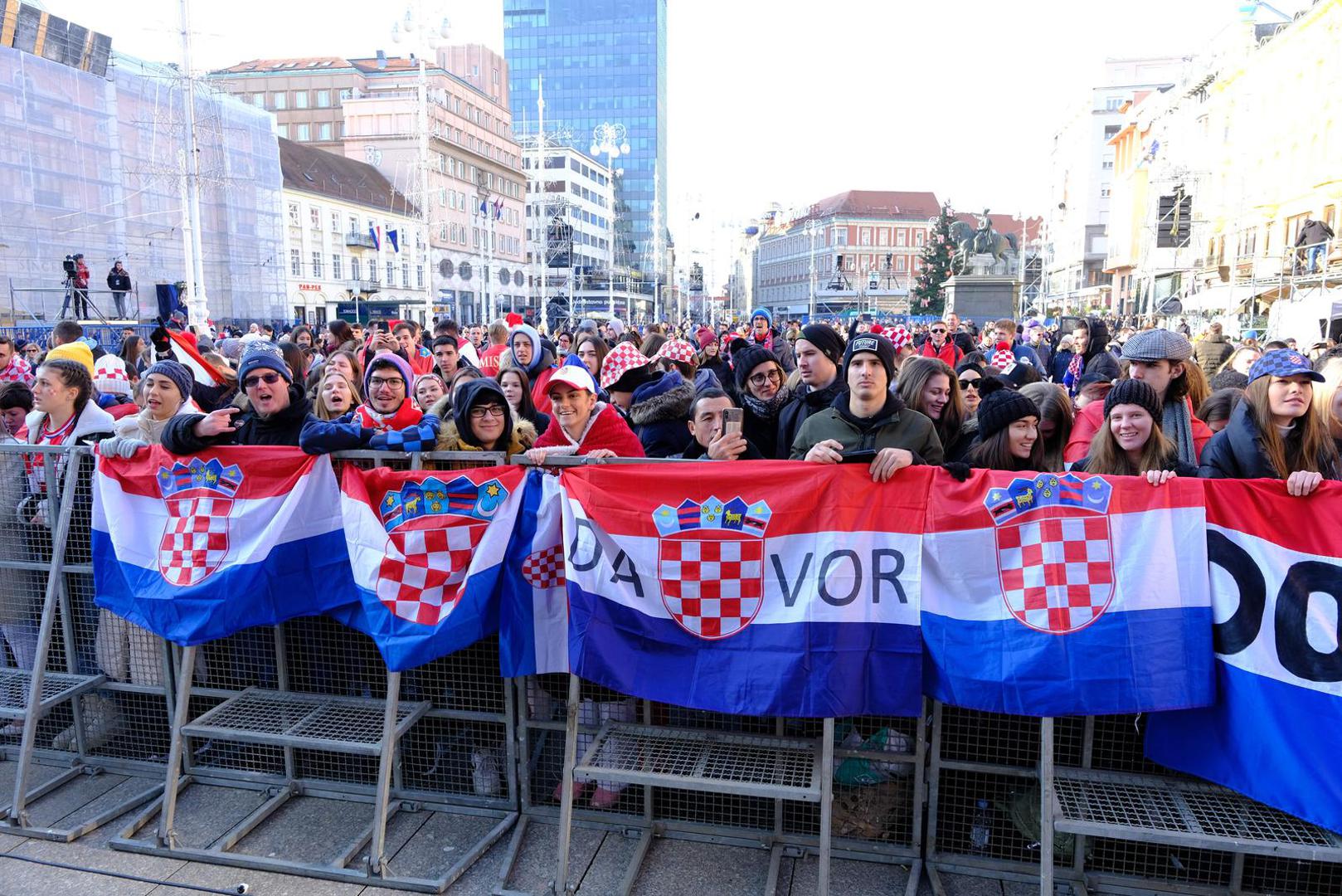 18.12.2022., Zagreb - Navijaci su na Trgu vec poceli zauzimati mjesta za docek Vatrenih. Photo: Slaven Branislav Babic/PIXSELL