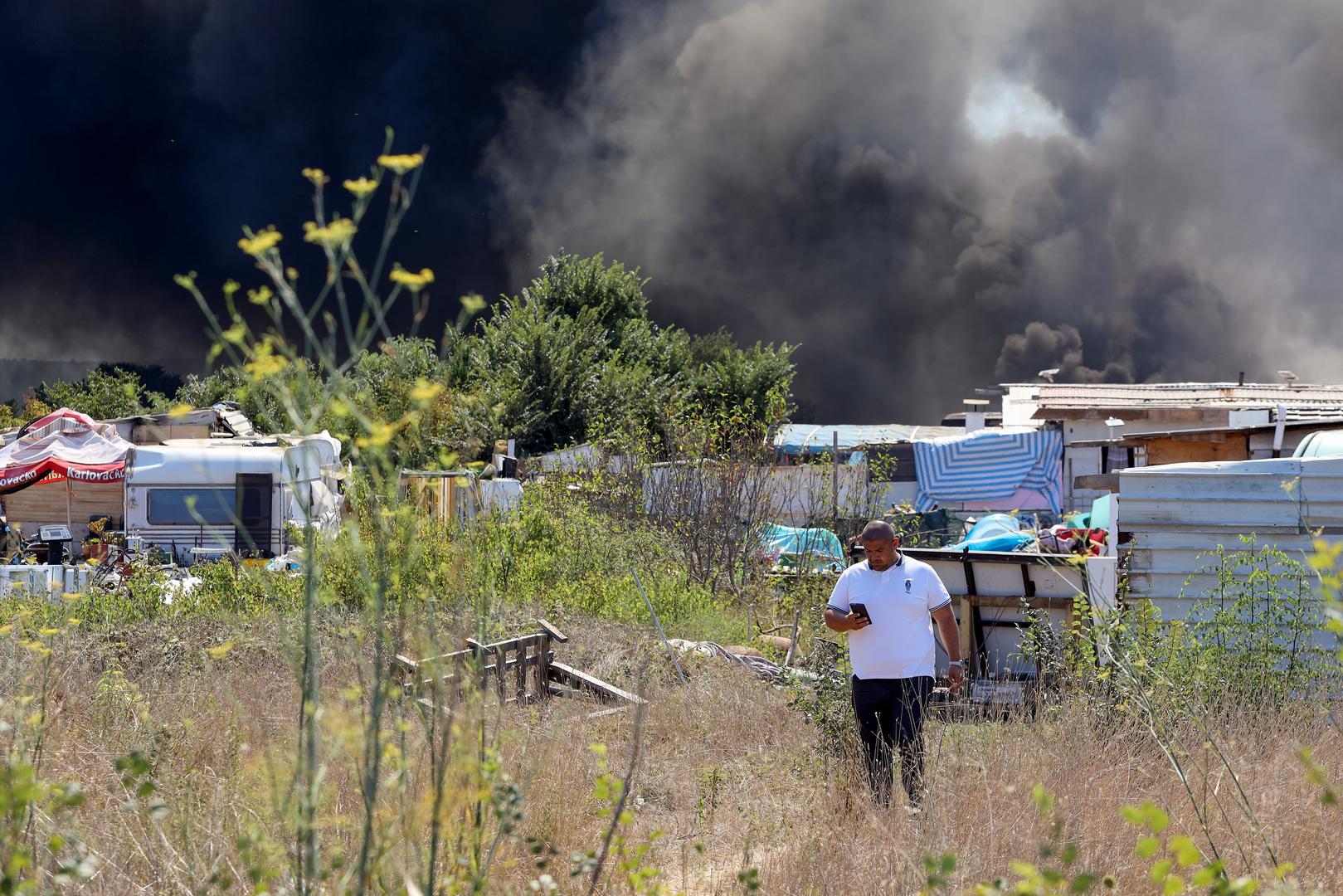 30.07.2024., Smokovic - Veliki pozar u Smokovicu nedale Zemunika zahvatio je i parkirana vozila. Vatrogasci se vore s vatrom. Photo: Sime Zelic/PIXSELL