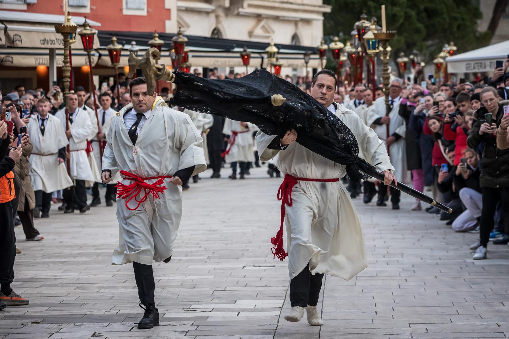 Procesija „Za križen“ na otoku Hvaru, koja uključuje i Jelsu, završila je jutros nakon što je započela sinoć u 22 sata na Veliki četvrtak. 