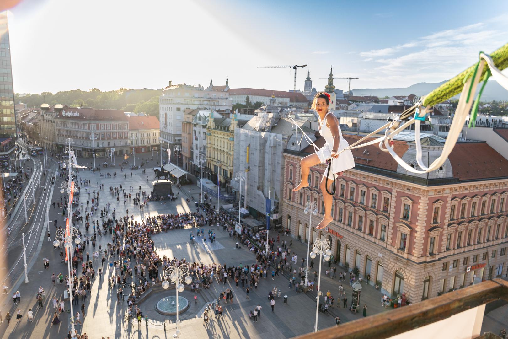 Tisuće Zagrepčana i turista u nevjerici su promatrali rijedak prizor. Na visini od tridesetak metara, iznad vreve Trga bana Josipa Jelačića i fontane Manduševac, umjetnca je hodala po žici, prkoseći gravitaciji i označavajući početak slavlja. Taj spektakl, prvi takav u Zagrebu nakon više od stotinu godina, u četvrtak je otvorio jubilarni 30. Cest is d’Best. Četverodnevnu proslavu ulične umjetnosti, koja traje do 31. svibnja