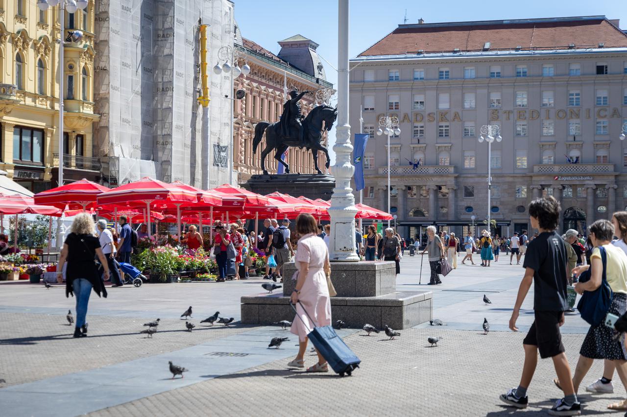 Zagreb: Građani i turisti u šetnji gradom