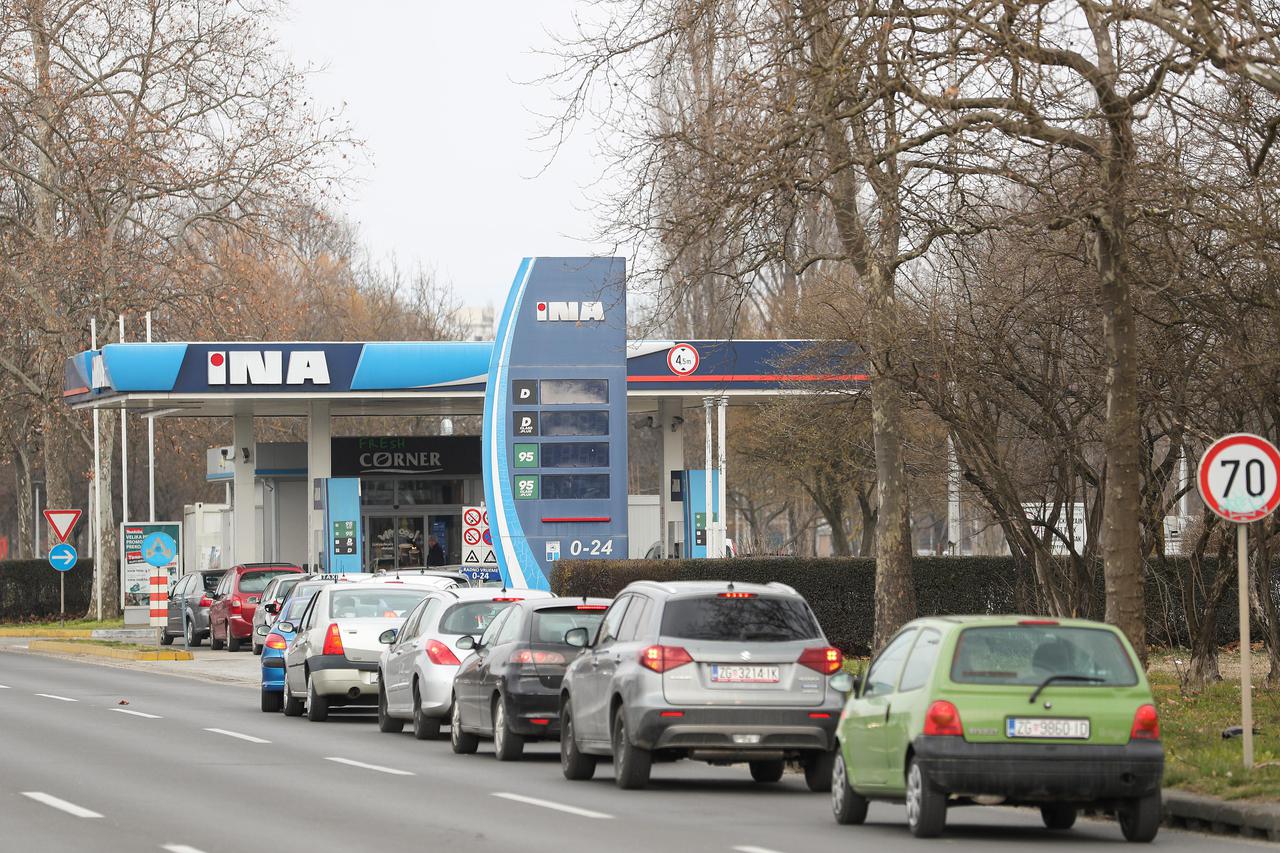 Zagreb: Gužva na benzinskoj postaji zbog najave poskupljenja goriva