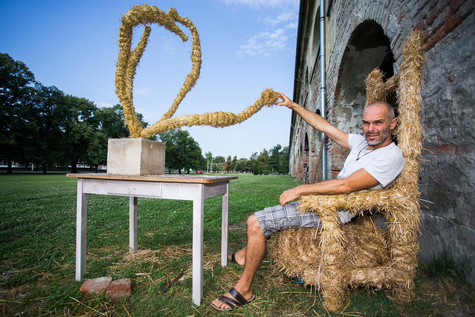 Ovaj lokalni i regionalni festival spaja suvremeni kiparski izričaj u slami kao materijalu koji je ujedno karakterističan i tradicionalan u ovom podneblju s drevnim žetvenim običajima.
