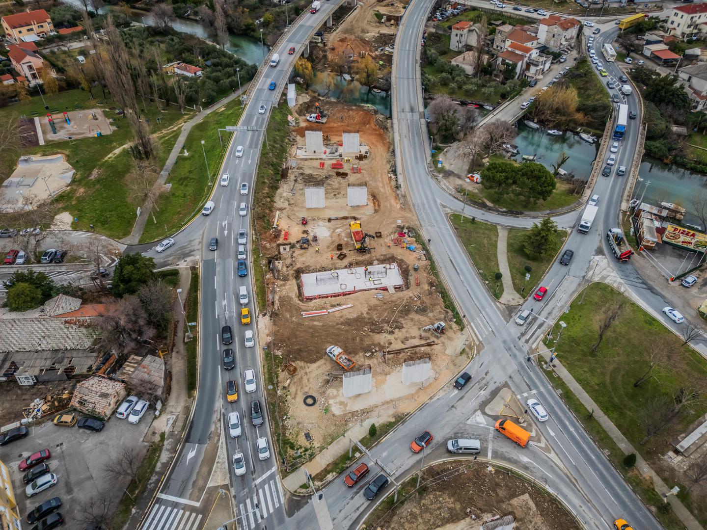 Na gradilištu je dovršeno bušenje većine od ukupno 124 armirana pilota, koji se spuštaju do dubine od 33 metra, a započela je i gradnja nosivih stupova budućeg mosta. Ako radovi nastave planiranom dinamikom, već u veljači mogla bi početi montaža čelične konstrukcije.

