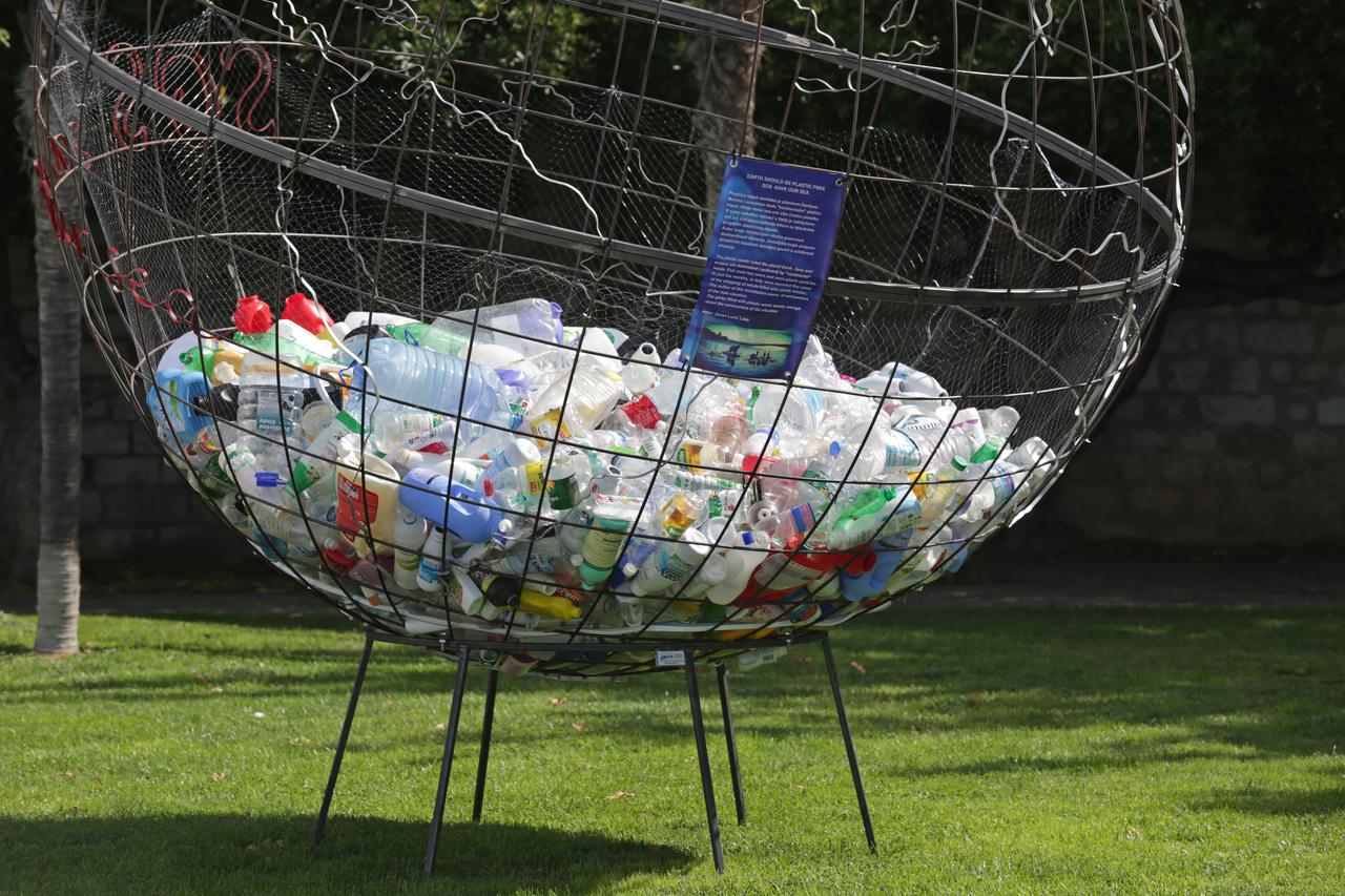 Šibenik: Zemaljska kugla ispunjena plastičnom ambalažom upozorava na problem plastike u moru