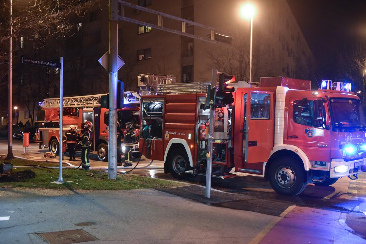Vatrogasci s više vatrogasnih vozila ugasili požar u stanu na drugom katu u Španskom