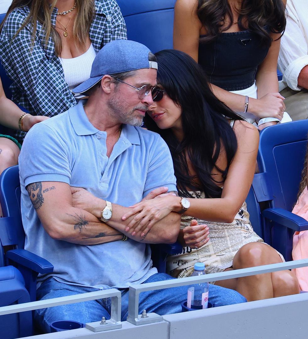 Iako je navikao biti ispred objektiva, Brad Pitt (62) ovoga je puta rado prepustio svjetla pozornice drugima i uživao u opuštenom poslijepodnevu na tribinama stadiona Arthur Ashe u New Yorku. U društvu svoje partnerice Ines de Ramon (33), slavni je glumac pratio finale ženskog US Opena između Arine Sabalenke i Elene Rybakine, a njihova prisutnost privukla je gotovo jednako pozornosti kao i sam meč.