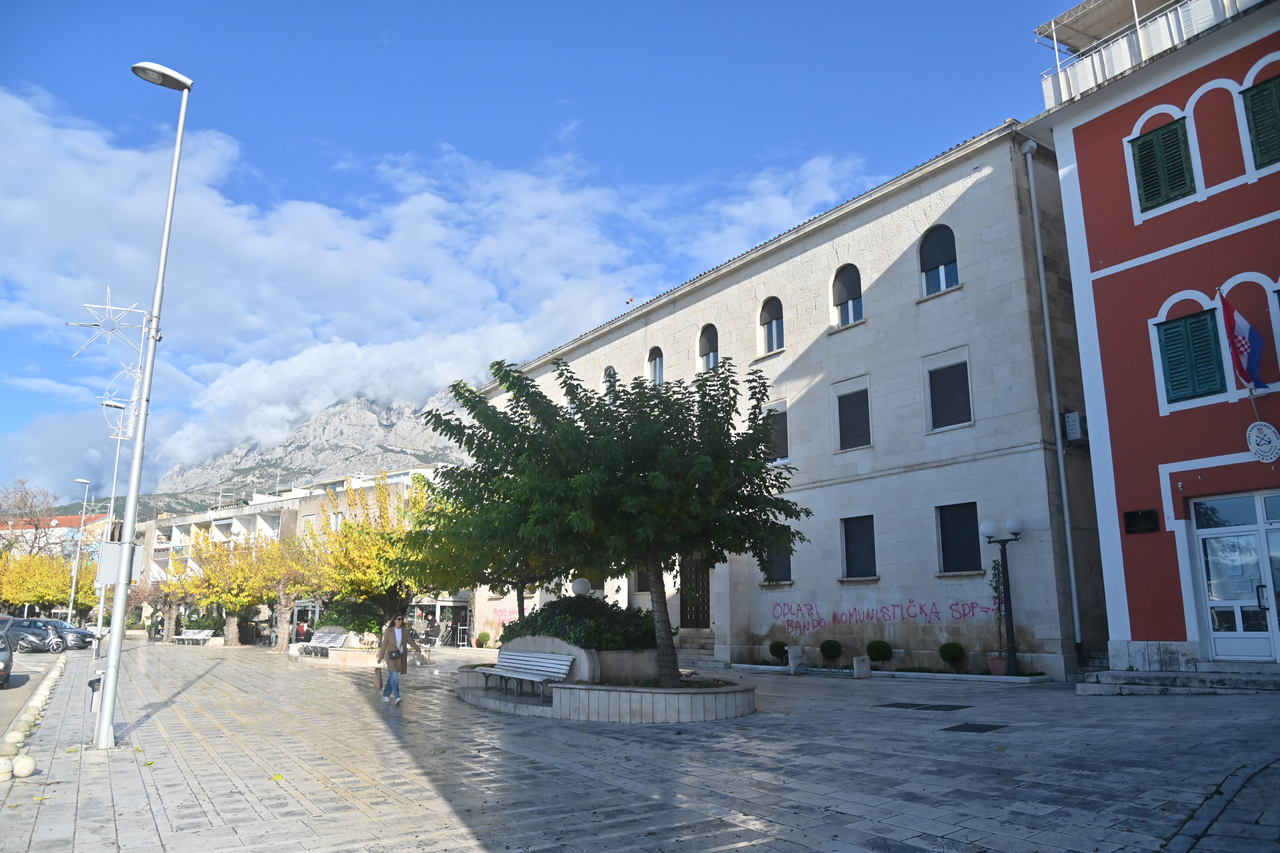 Makarska: Tijekom noći osvanuli uvredljivi natpisi na zgradi grada Makarske i SDP Makarska