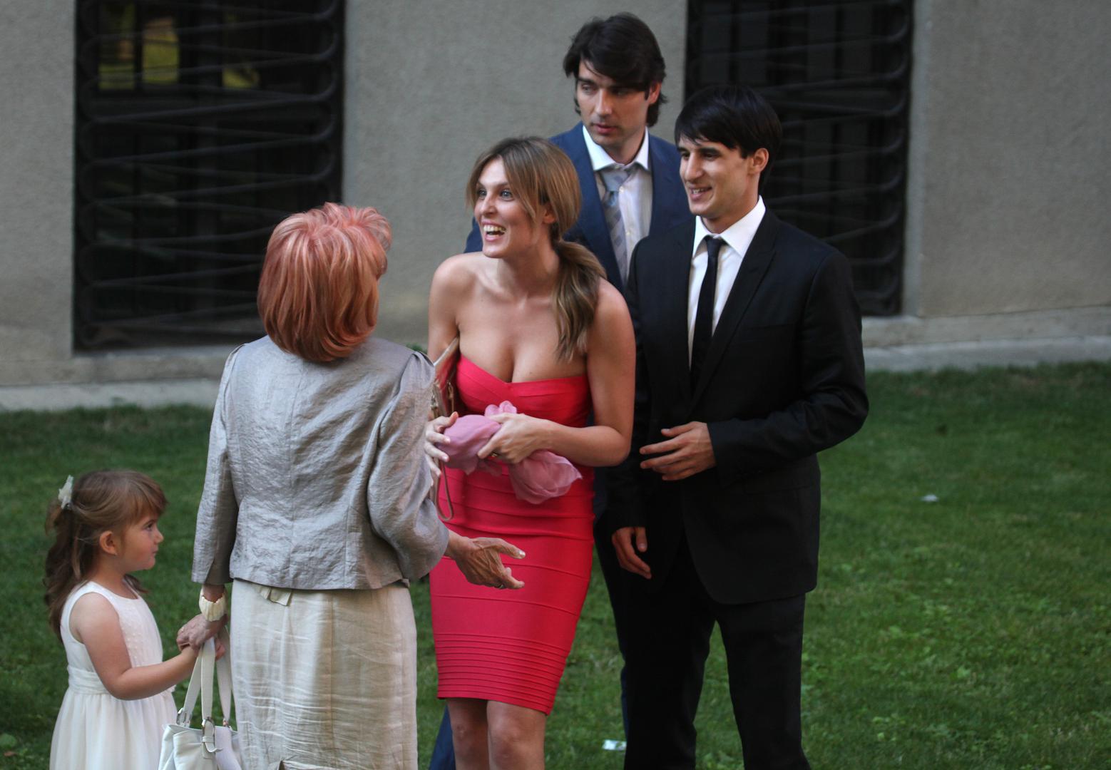 Na vjenčanju su bili i  Vedran Ćorluka, Eduardo da Silva, Ognjen Vukojević, Stipe Pletikosa, Ognjen Vukojević, Tomo Šokota i brojni drugi. 