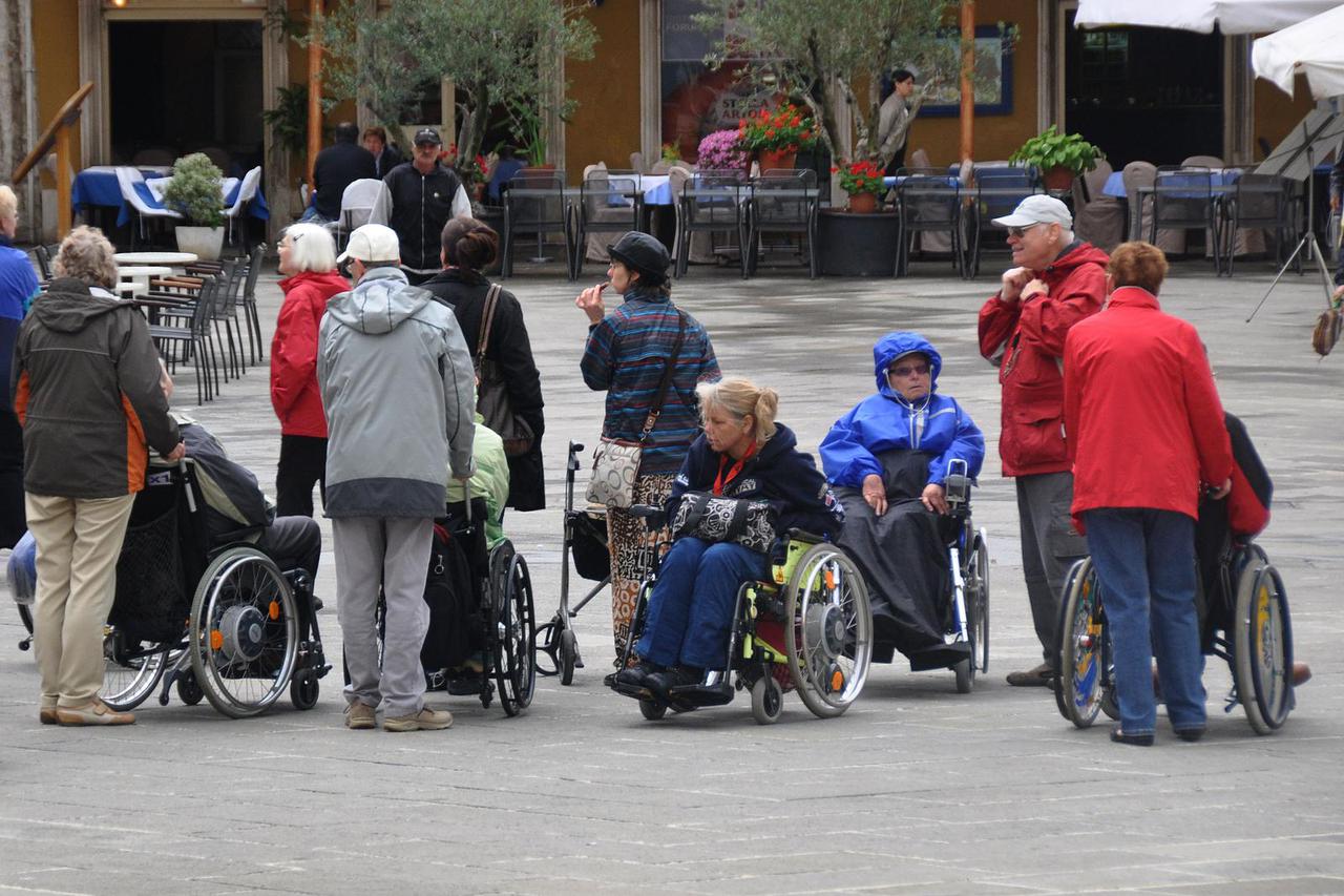 Pula: Unato? lošem vremenu grupa paraplegi?ara razgledavala grad