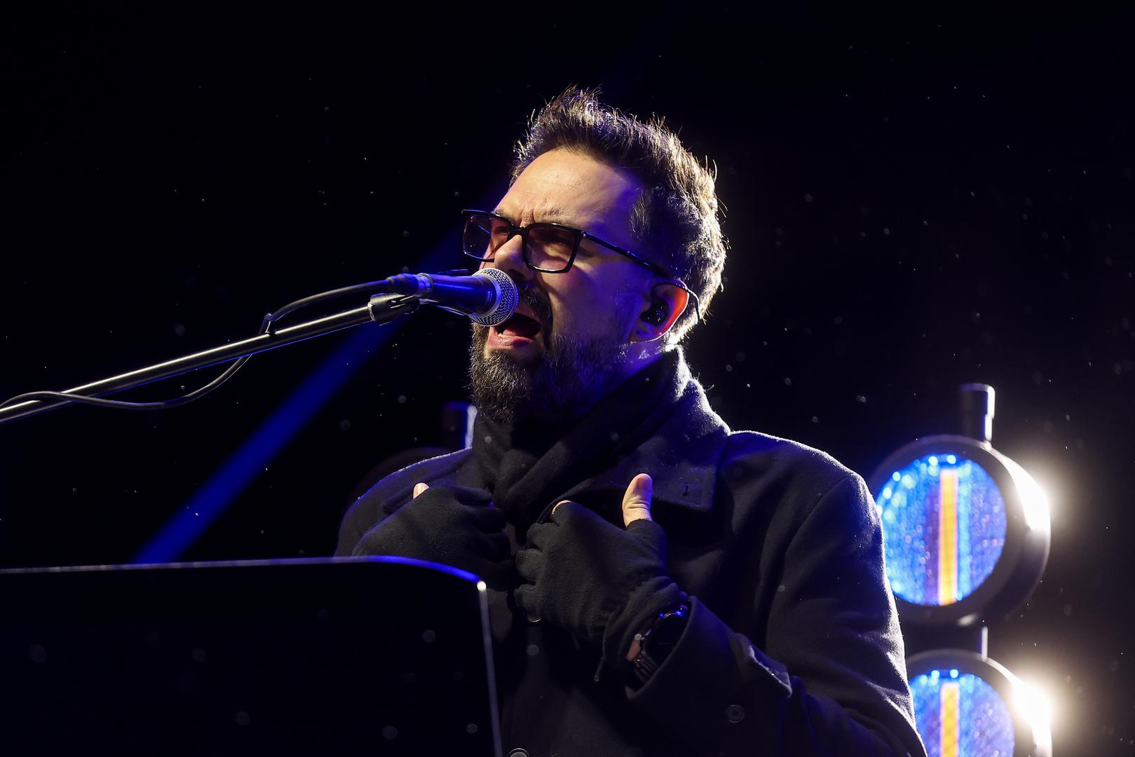 Dok je Grašo vješto prikrio kako zapravo ima dioptriju, u pitanju su fotoosjetljive leće. 