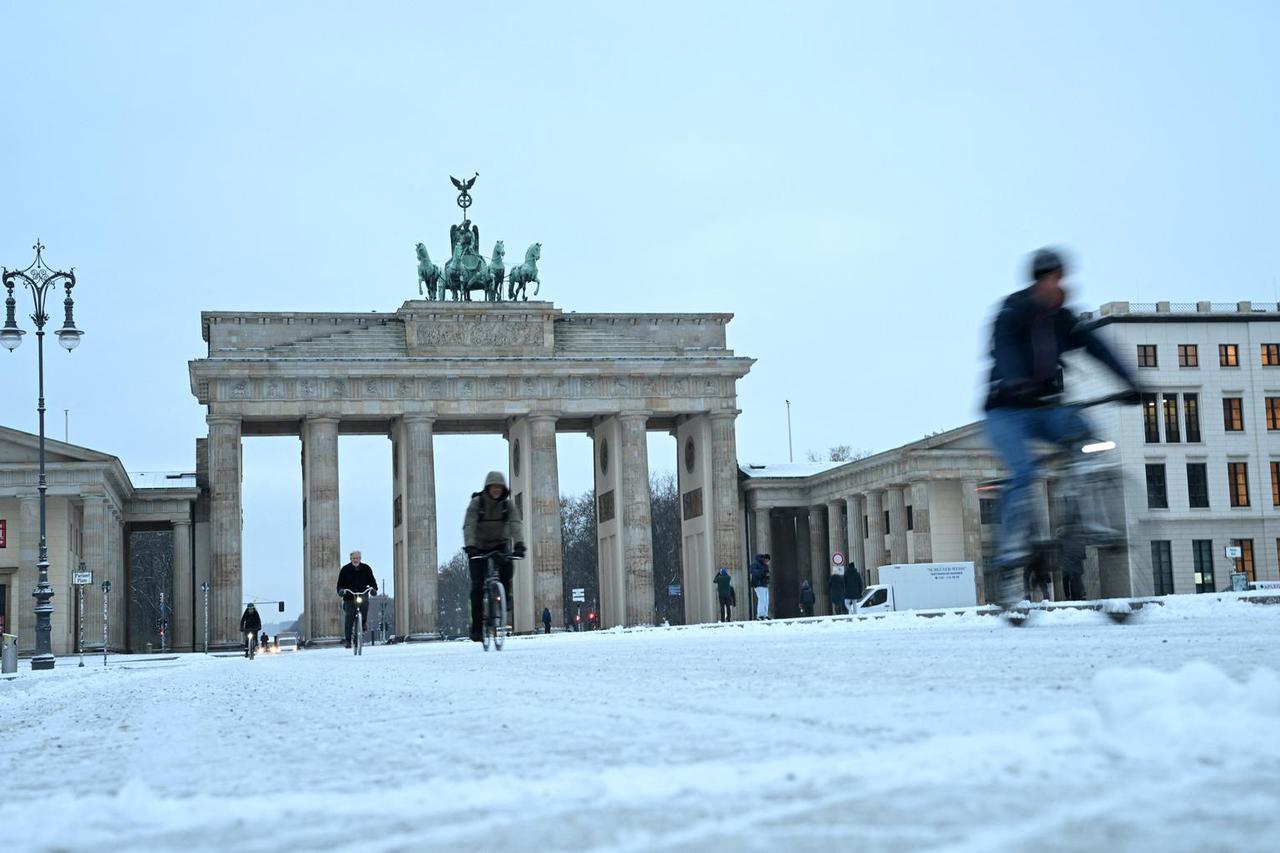Snowfall hits Germany's capital Berlin