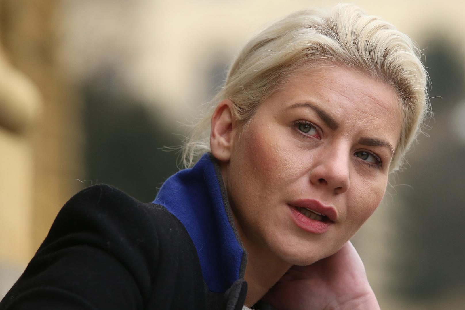 Njezin umjetnički put započeo je u Zagrebu, gdje je nakon završene XII. gimnazije i Učilišta ZeKaeM nastavila obrazovanje na Akademiji dramske umjetnosti, na kojoj je diplomirala 2005. godine. Njezin se talent istaknuo još tijekom studija, kada je na drugoj godini dobila ulogu u predstavi „Daleka zemlja” u režiji Joška Juvančića, postavljenoj na pozornici Hrvatskog narodnog kazališta u Zagrebu. 