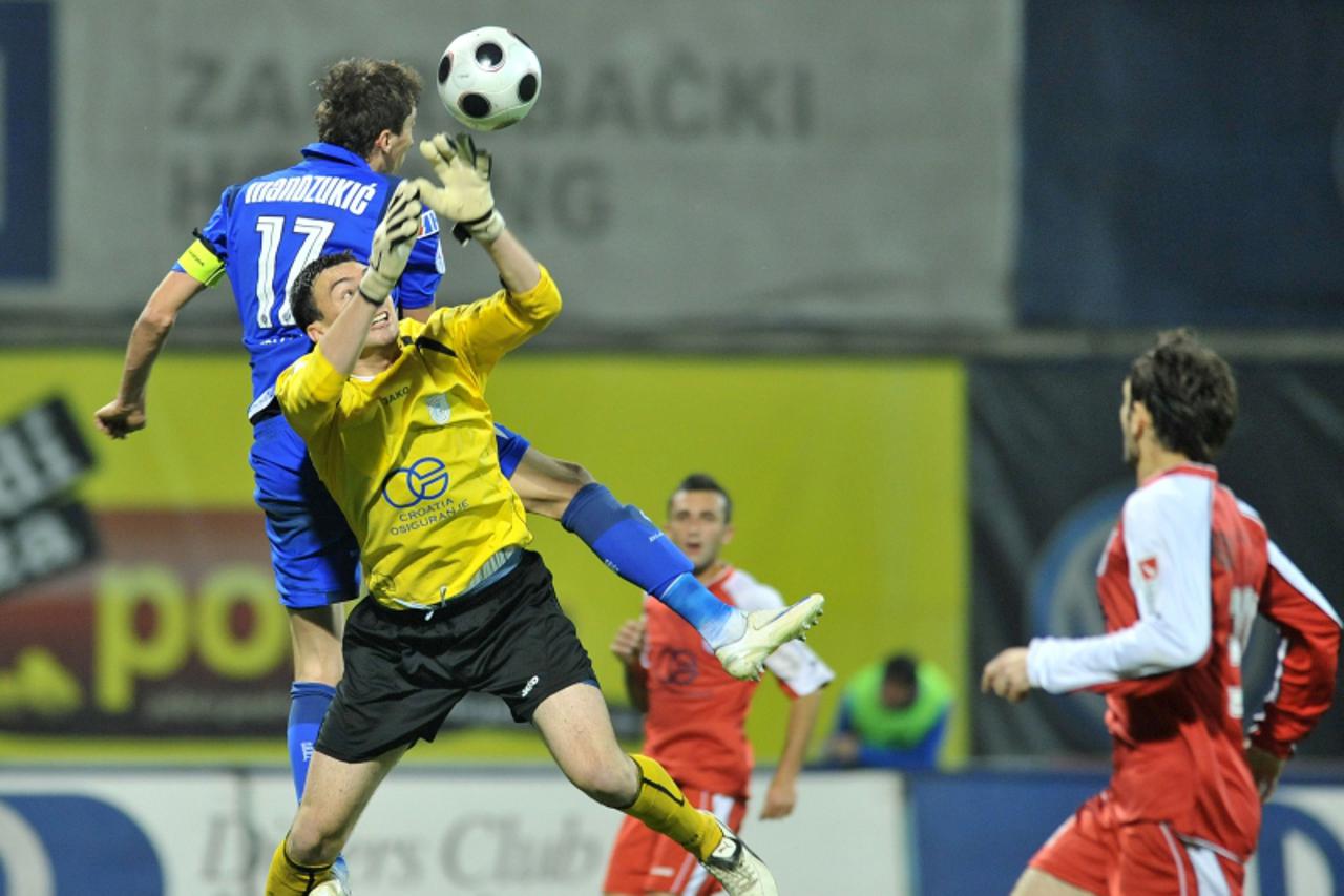 'sport 25.10.2009.Zagreb, Maksimir - 12. kolo Prve Hrvatske nogometne lige, susret izmedju NK DInamo i NK Cibalija.Mario Mandjukic i Marijan Antolovic. Photo: Antonio Bronic/VLM'