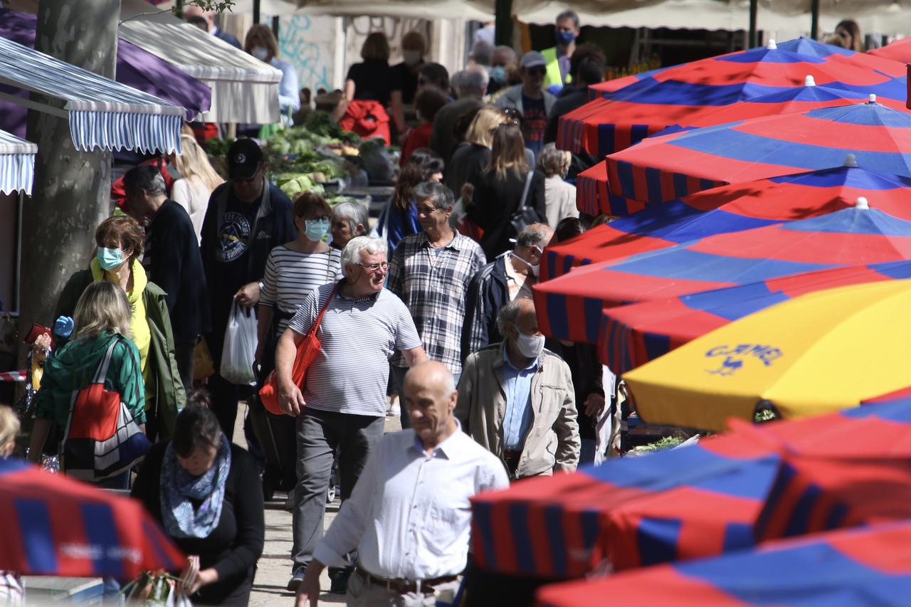 Zagreb: Velike gužve ispred jedne od rijetkih trgovina koja je danas radila
