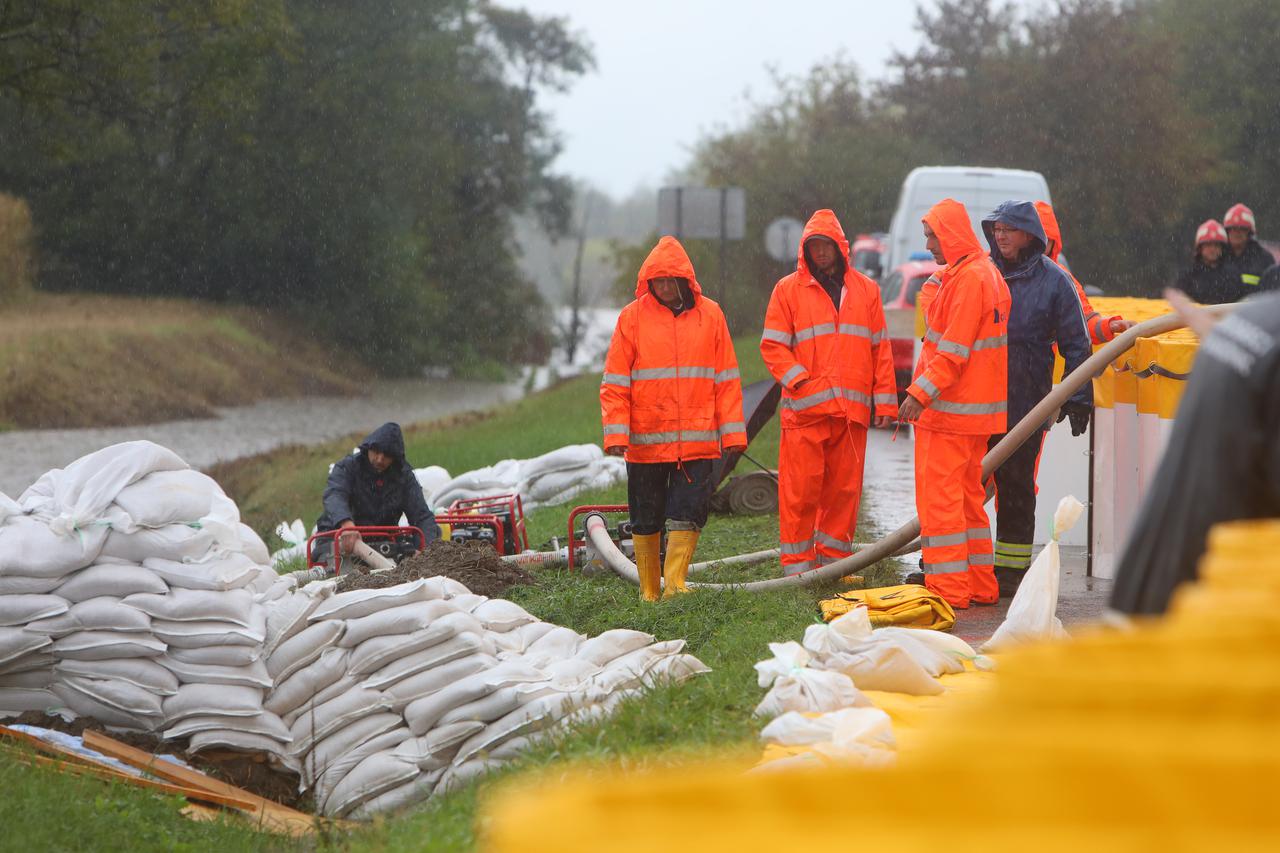 U mjestu Koritinja kraj Karlovca barijere se postavljaju u duljini od 500-tinjak metara