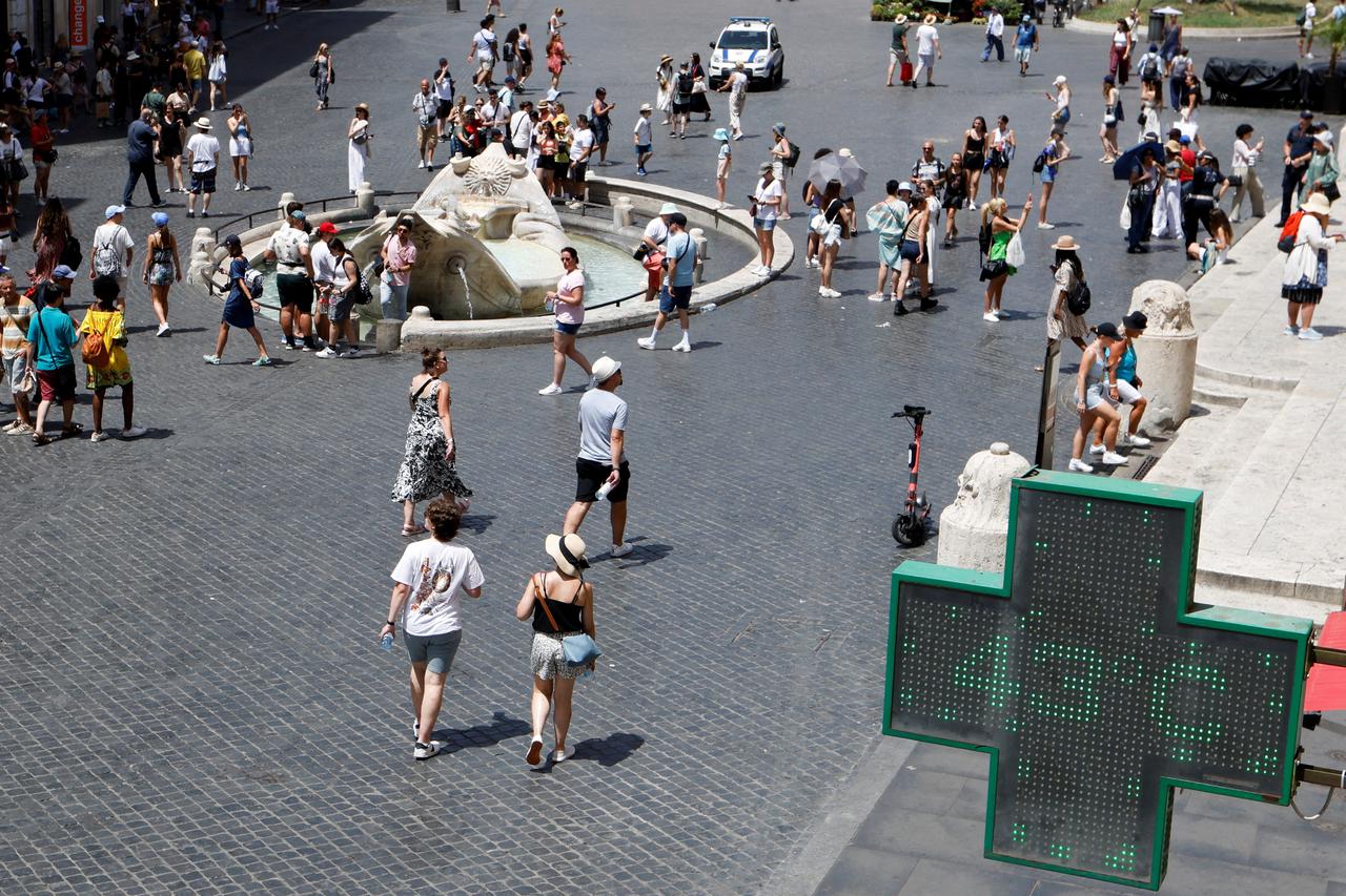 Heat wave hits Rome as temperatures expected to rise further