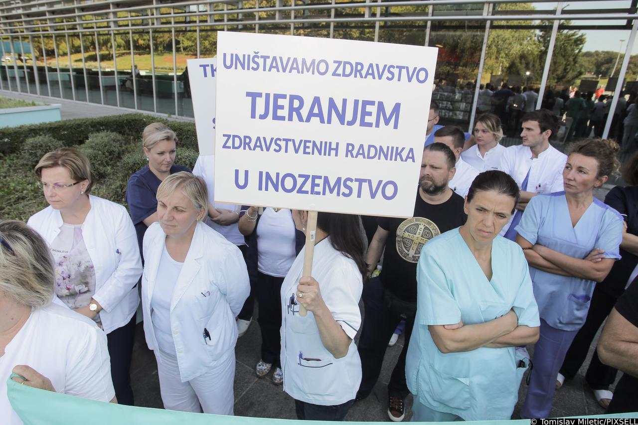 Zagreb: Ispred KB Dubrava održan je mirni prosvjed "5 do 12"