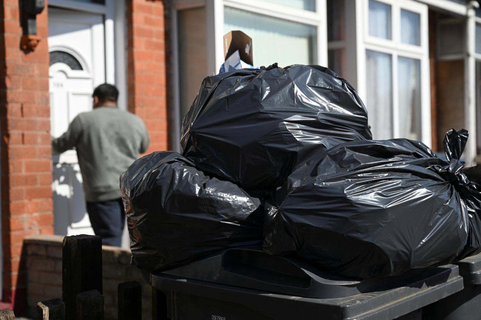 Ulice popločene crvenom ciglom sada su prekrivene gomilama vreća za otpad, od kojih neke dosežu visinu od nekoliko metara, podsjećajući na pribadače zabodene u plutenu ploču.