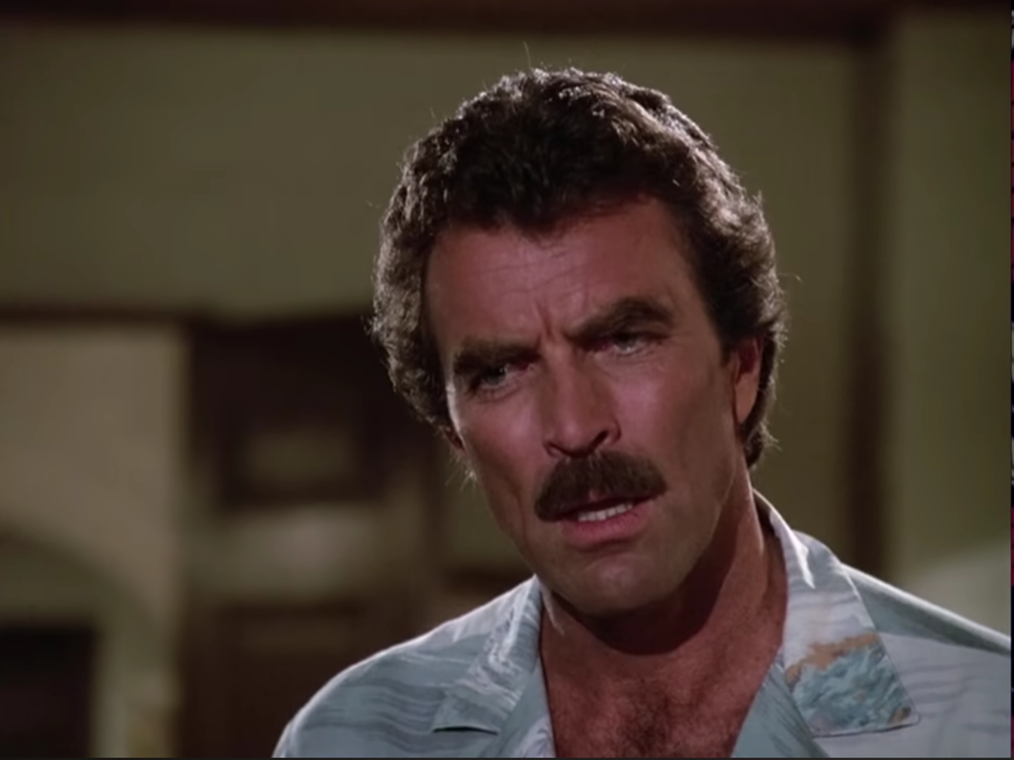  Ipak, nedavne fotografije iznenadile su javnost jer glumac sada uz brkove nosi i bradu, a zbog vidnog viška kilograma mnogi su ga jedva prepoznali. 