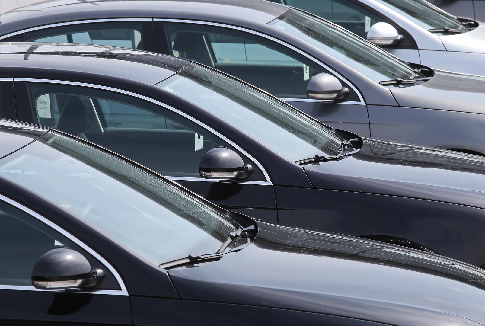 Potraga za rabljenim automobilom često je kompromis između želja i financijskih mogućnosti, no jedan faktor nikada ne bi smio biti zanemaren – pouzdanost. Vozila stara do pet godina predstavljaju atraktivan segment tržišta jer su cjenovno pristupačnija od novih, a još uvijek dovoljno moderna i pokrivena barem dijelom tvorničkog jamstva. Iako se tradicionalno smatralo da su manji gradski automobili zbog svoje jednostavnosti i manje elektronike otporniji na kvarove, najnoviji podaci pokazuju promjenu trenda. Električni kvarovi, posebice oni vezani uz infotainment sustave, postali su Ahilova peta čak i kompaktnih modela, blago smanjivši ukupnu pouzdanost klase. Unatoč tome, mali automobili i dalje su najpouzdanija kategorija vozila, sa znatno boljim rezultatima od, primjerice, električnih automobila. Opsežna godišnja anketa britanskog magazina What Car?, provedena na gotovo 30.000 vlasnika, pruža dubinski uvid u to koji modeli vjerno služe svoje vlasnike, a koji predstavljaju potencijalni rizik za novčanik.