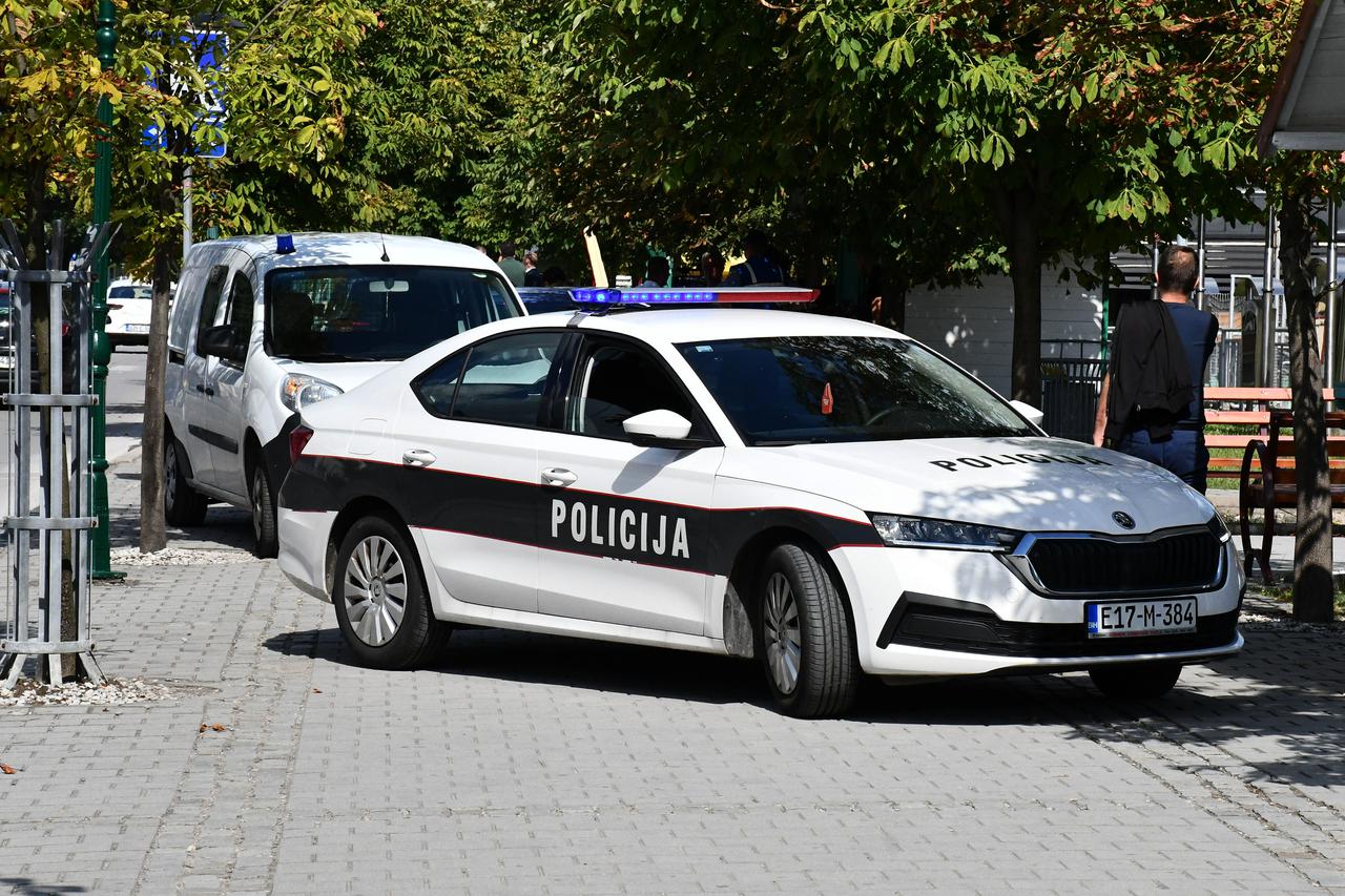 Gradačac: Očevid na policijskom automobilu na koji je pucao Nermin Sulejmanović