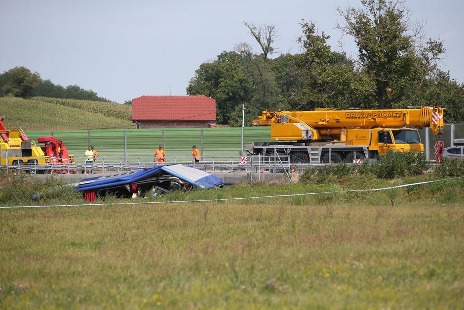 Teška nesreća na A4: Uskoro kreće izvlačenje autobusa 