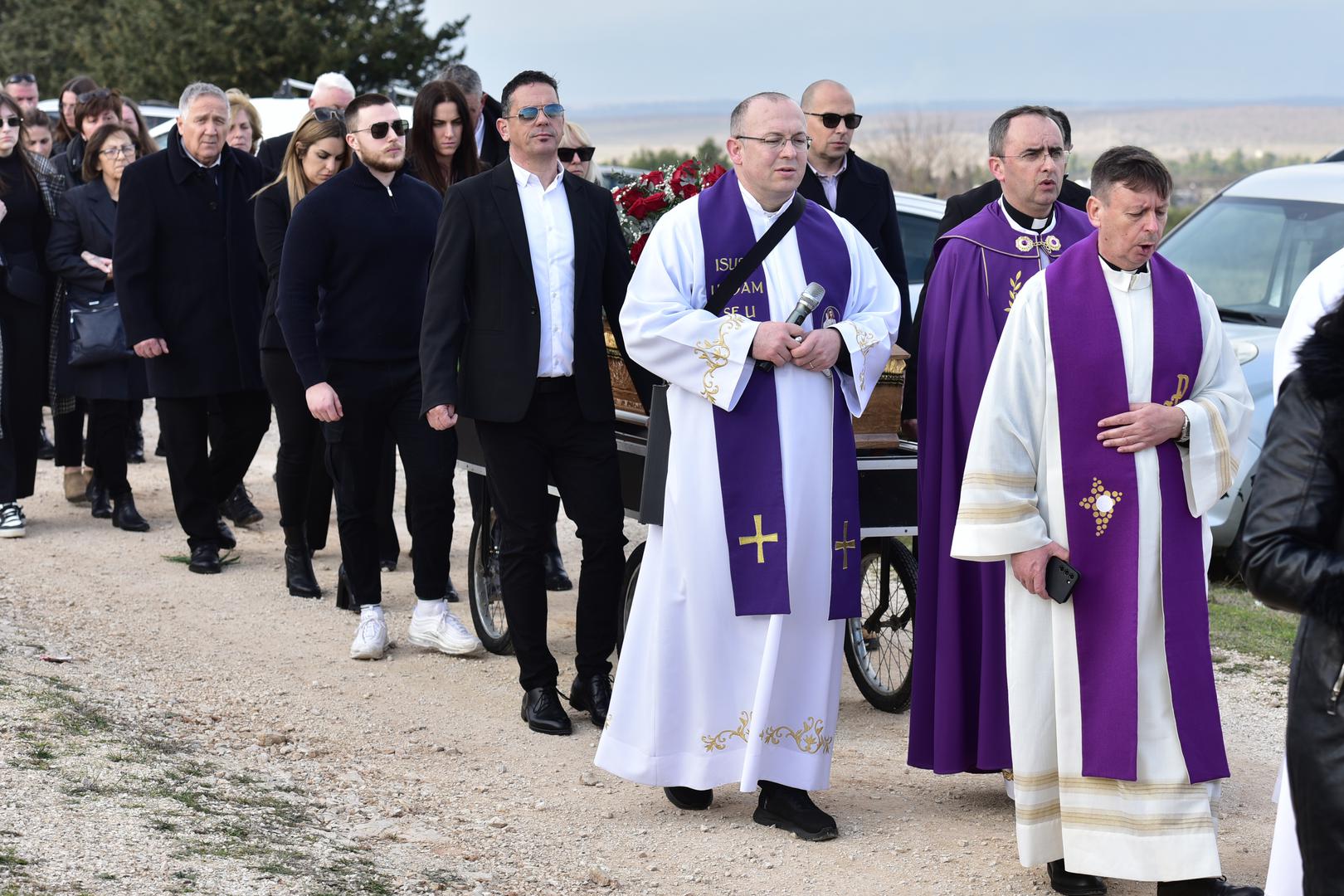 Neutješna supruga Katarina, njegova najbliža obitelj i brojni prijatelji oprostili su se od Davida uz pjesmu Tomislava Ivčića "Kalelarga".