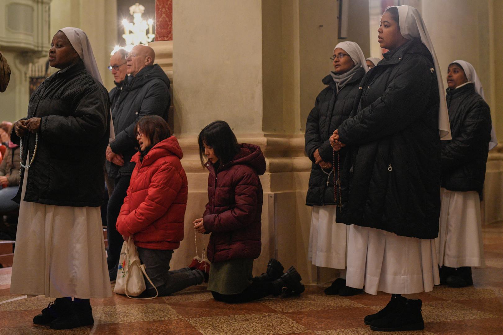 U Buenos Airesu papina slika s porukom "grad moli za vas" projicirana je na čuveni gradski obelisk u noći s petka na subotu.

