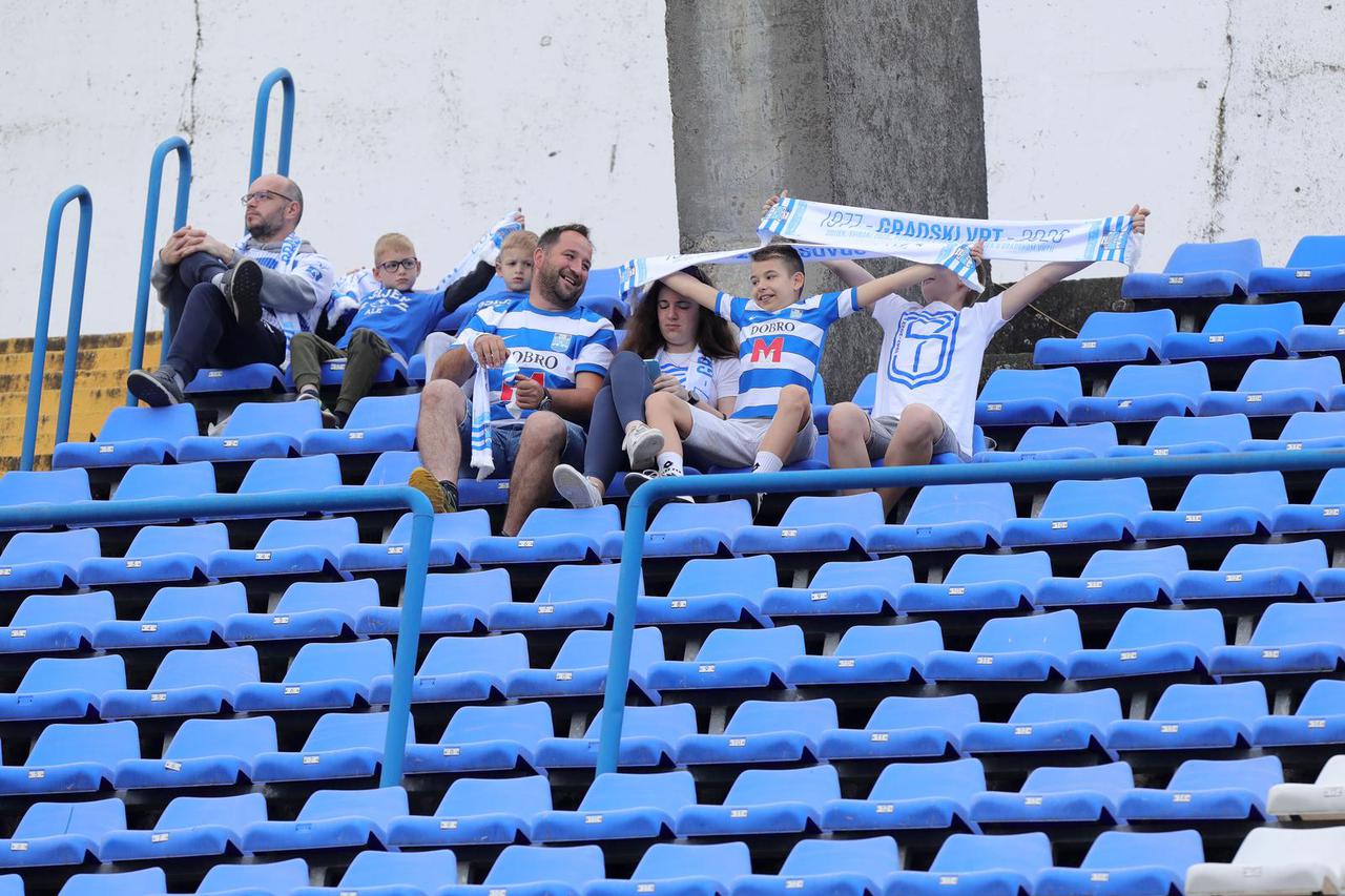 Osijek: Kohorta 'zapalila' tribine Gradskog vrta