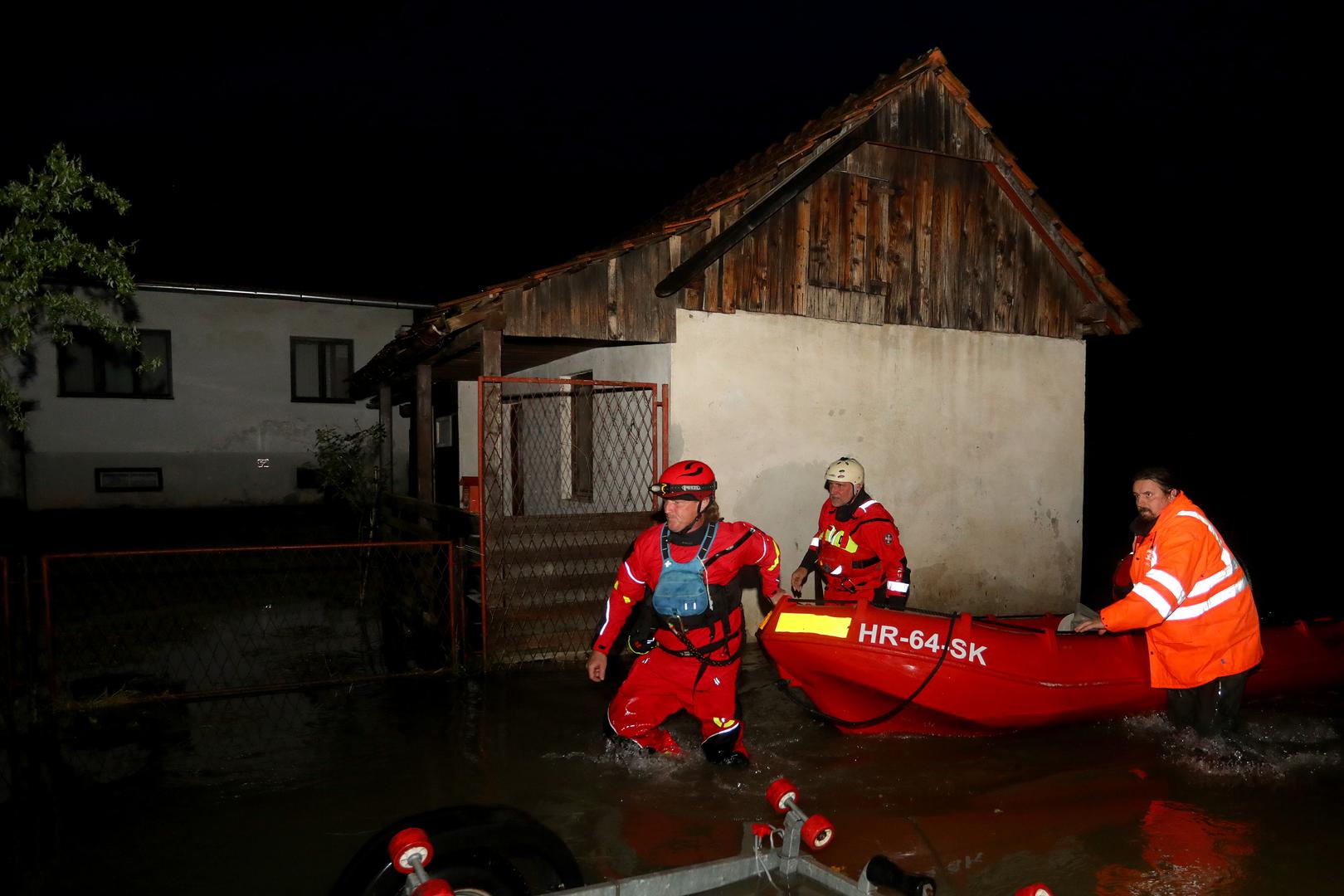16.05.2023., Duga Resa - Zbog visokog vodostaja rijeke Mreznice poplavljena su brojna naselja oko Duga Rese. U Gornjem Mrzlom Polju brojne kuce su odsjecene i nema struje. Vatrogasci i HGSS  ispumpavaju vodu iz podruma kuca i dovoze vrece sa pijeskom. Photo: Kristina Stedul Fabac/PIXSELL