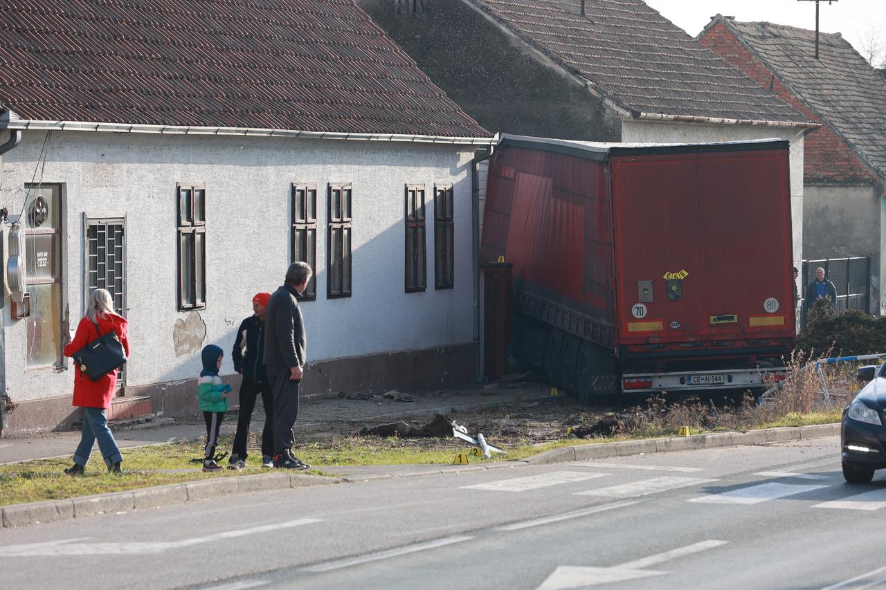 La présidente de la Commission européenne Ursula von der Leyen et le président ukrainien Volodymyr Zelensky tiennent une réunion d'information conjointe à la gare centrale lors d'une cérémonie de remise de prix d'État aux cheminots à Kiev