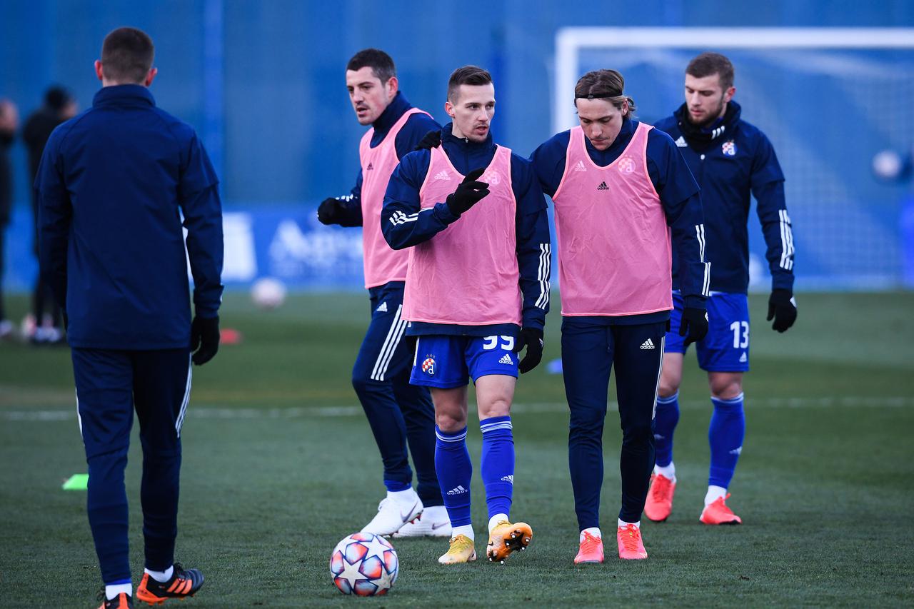 Zagrijavanje nogometaša Dinama i Osijeka prije početka susreta