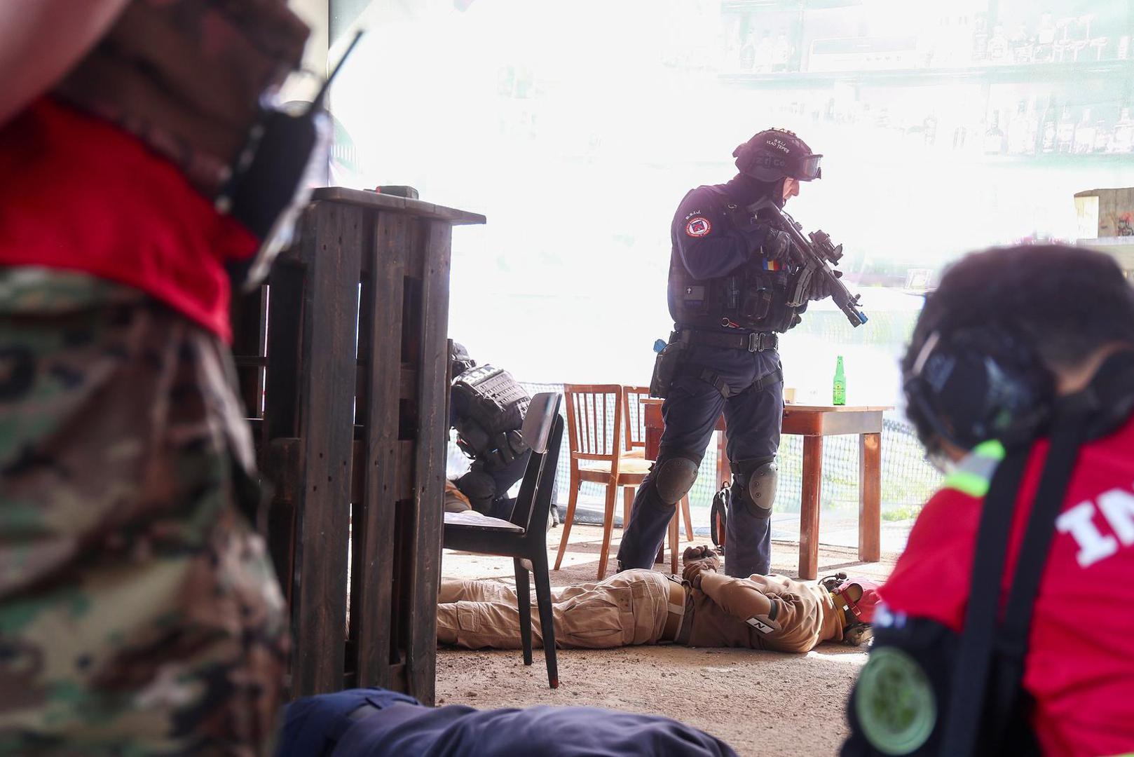 - Protuterorističke intervencije predstavljaju značajnu prijetnju taktičkim timovima upravo zbog ograničenja osobne balističke zaštite te je upravo ovaj višenamjenski stroj nastao temeljem analiza provedbenih antiterorističkih strategija i naučenih lekcija. MV-3 taktičkom timu daje mogućnost korištenja sustava s ili bez taktičkog tima što omogućuje fleksibilnost i modularan pristup bez potrebe za izlaganjem specijalnih taktičkih timova opasnostima.