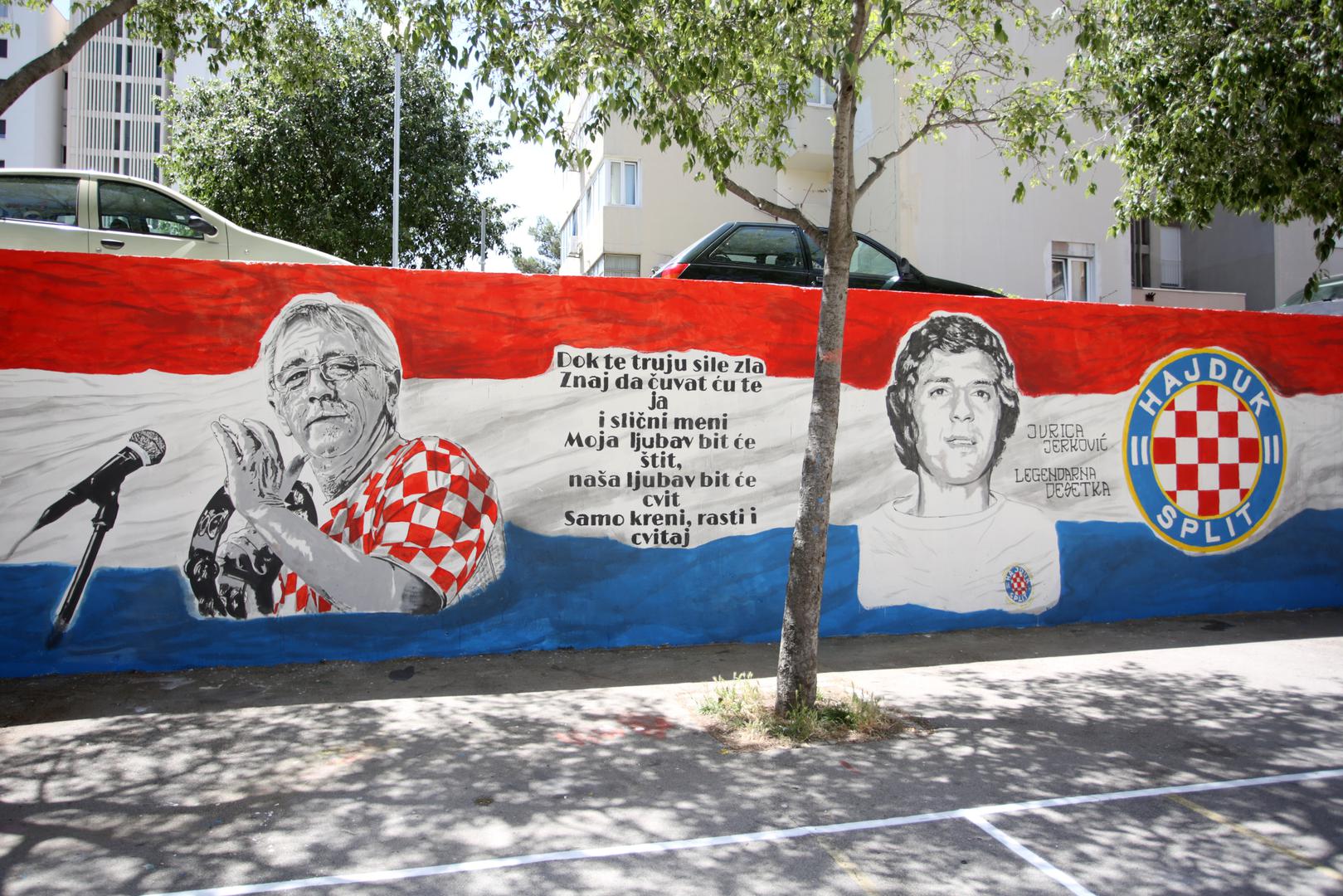 U Splitu je na Pujankama osvanuo novi mural. Posvećen je dvjema legendama, pjevaču Oliveru Dragojeviću i nogometašu Jurici Jerkoviću.