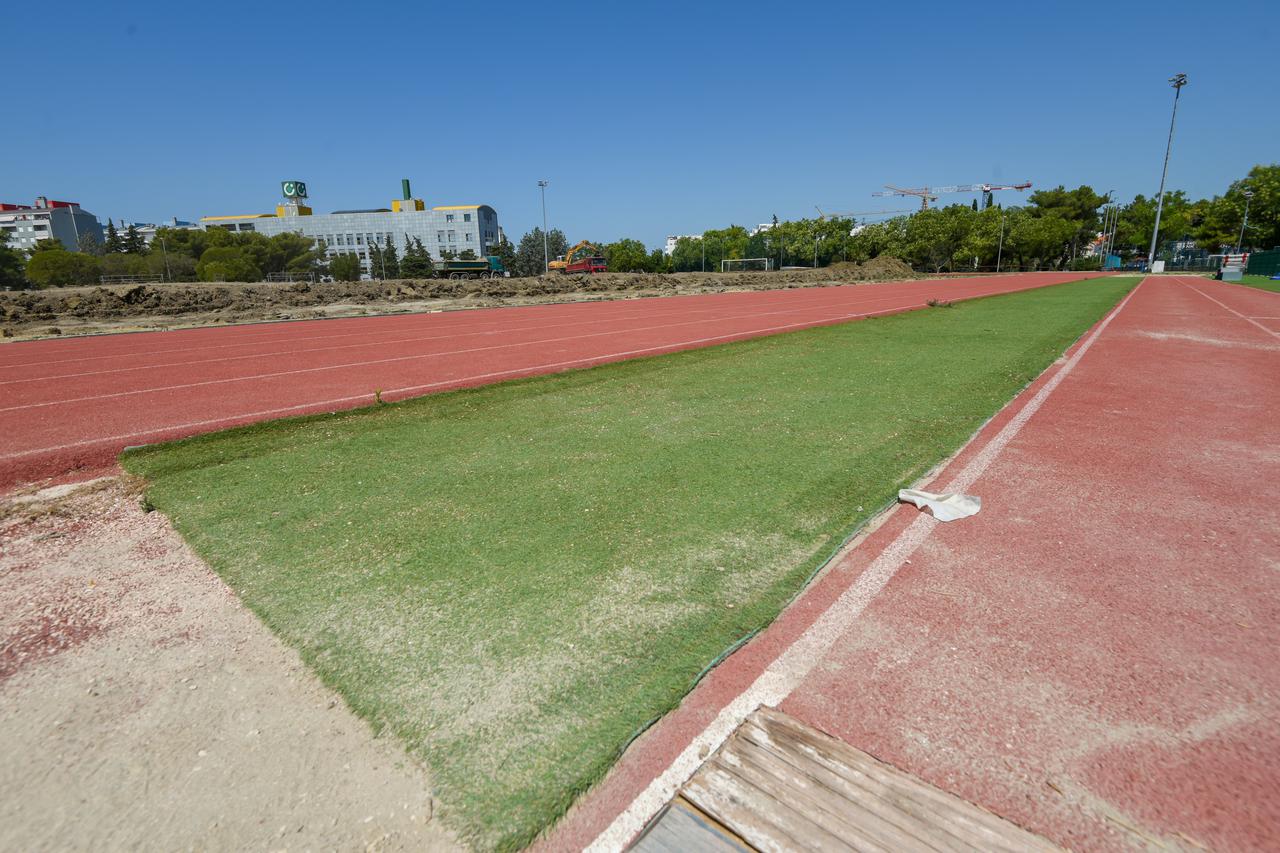 Zadar: Postavljanje umjetnog travnjaka na atletskom stadionu na Višnjiku