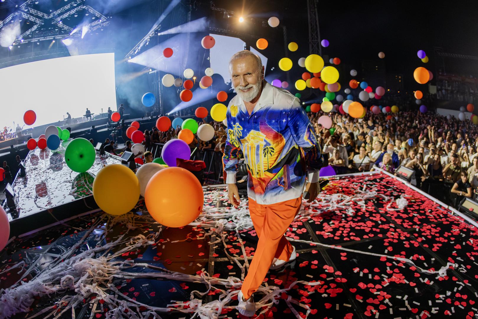 Bila je to dugo očekivana večer jer ovaj umjetnik punih deset godina nije zapjevao u gradu pod Marjanom, a njegova publika, željna i nestrpljiva, njih više od 30 tisuća, pokazala mu je svojim reakcijama i zajedničkim pjevanjem da nakon cijelog desetljeća i dalje uživa status istinskog regionalnog superstara.